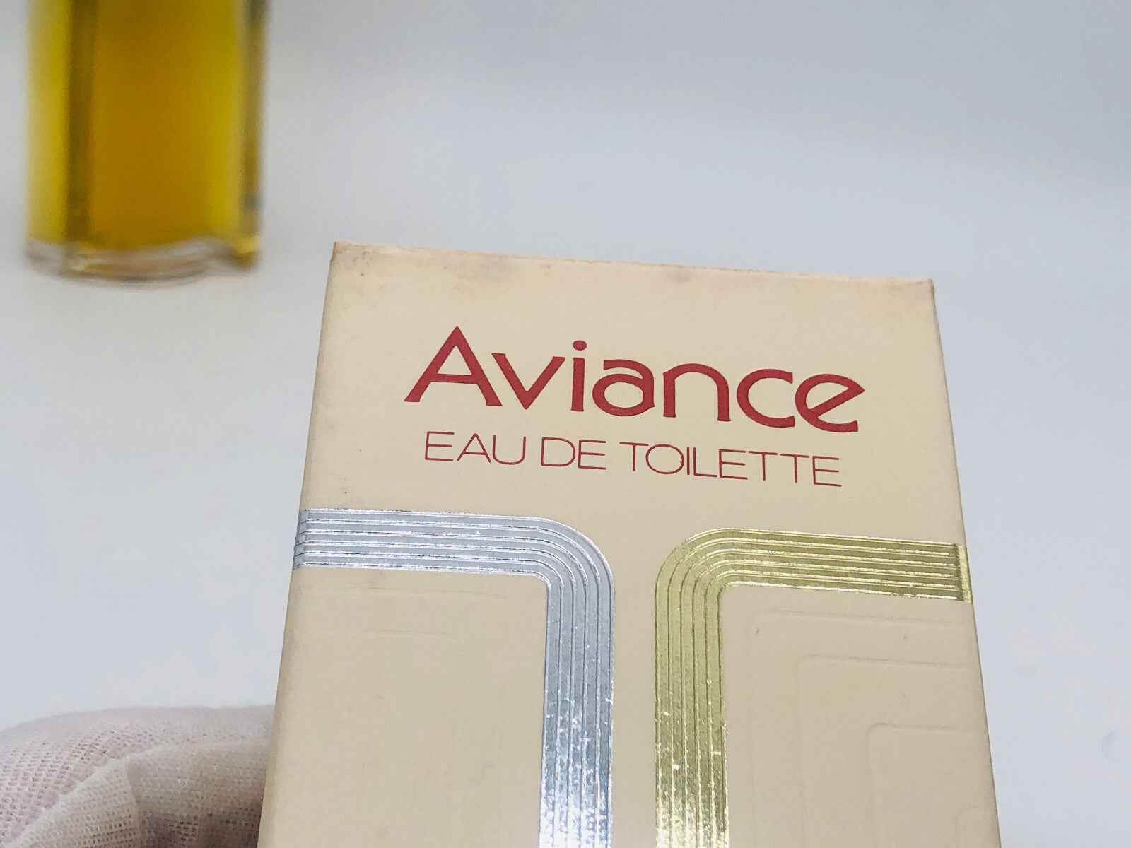 Scatola di Prince Matchabelli Aviance Vintage Eau de Toilette con design elegante e colori neutri