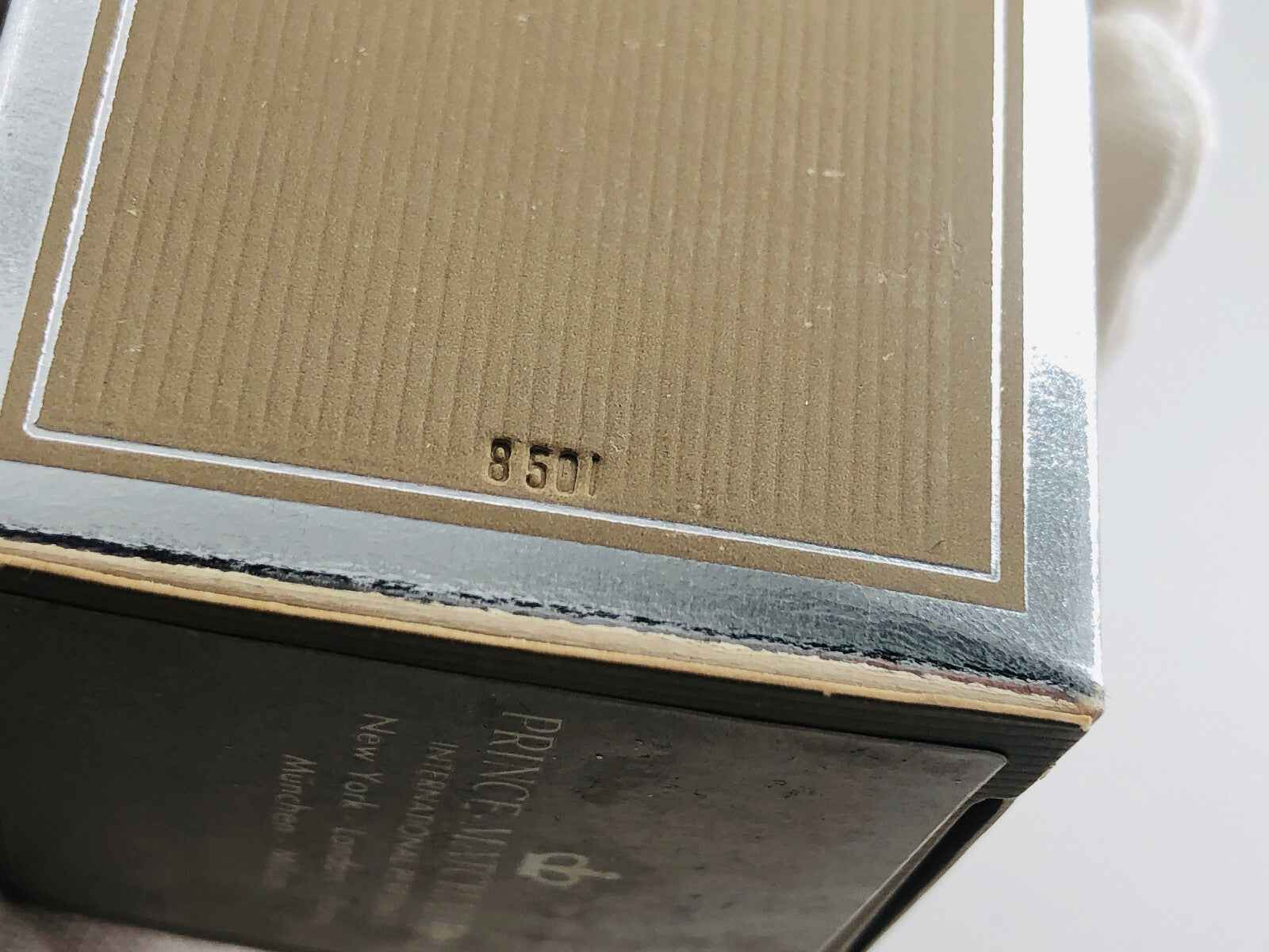 Scatola del profumo Prince Matchabelli Cachet con dettaglio del codice di produzione sulla parte superiore
