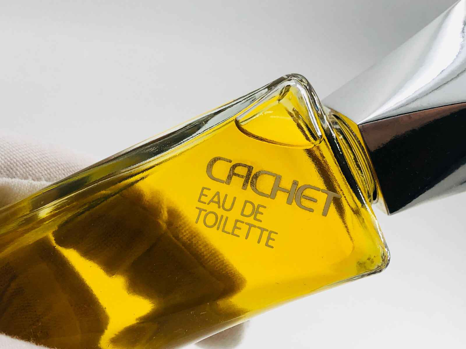 Flacone del profumo Prince Matchabelli Cachet Eau de Toilette con tonalità giallo dorato