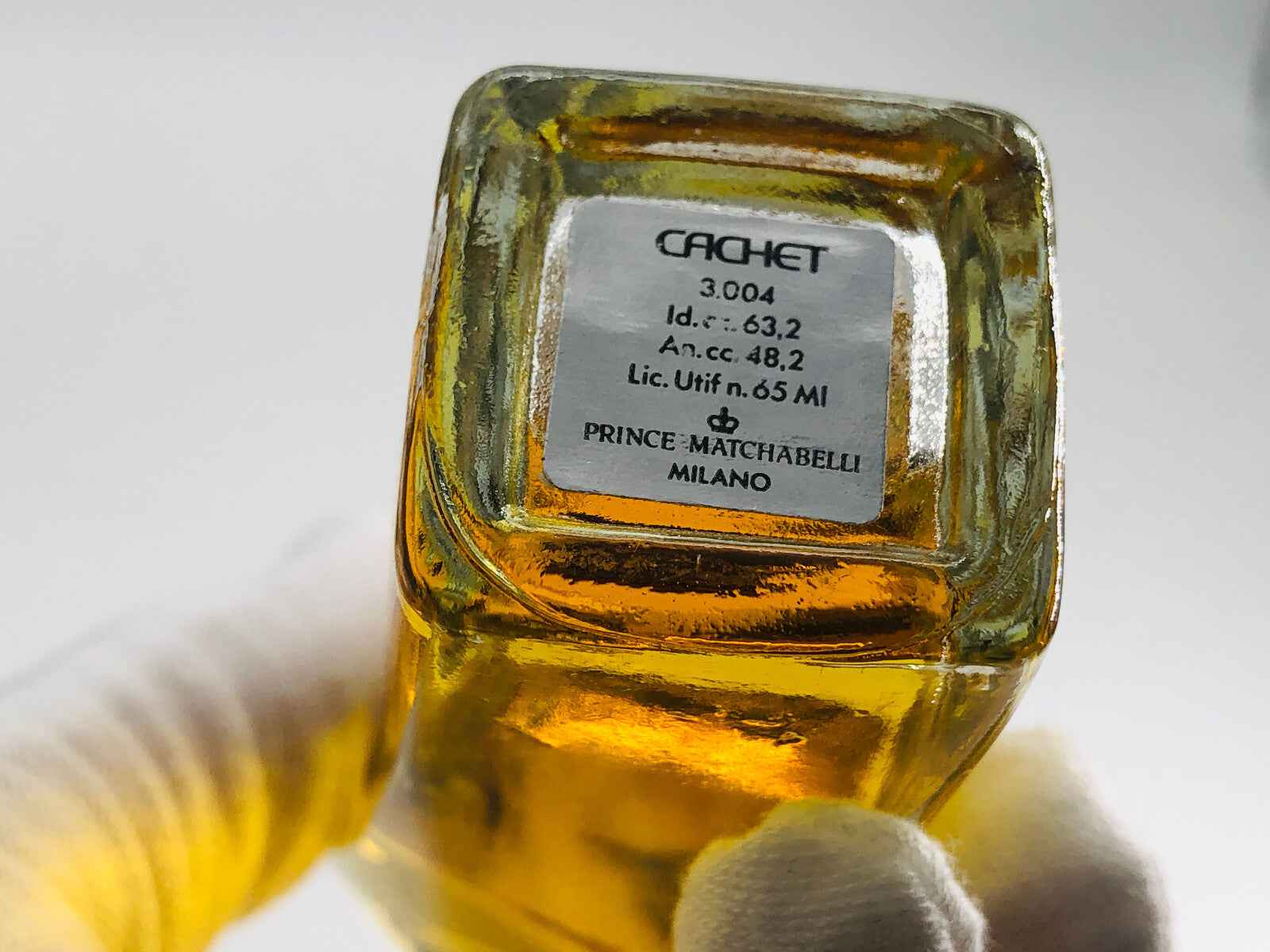 Bottiglia di profumo Prince Matchabelli Cachet con etichetta dettagliata e design elegante