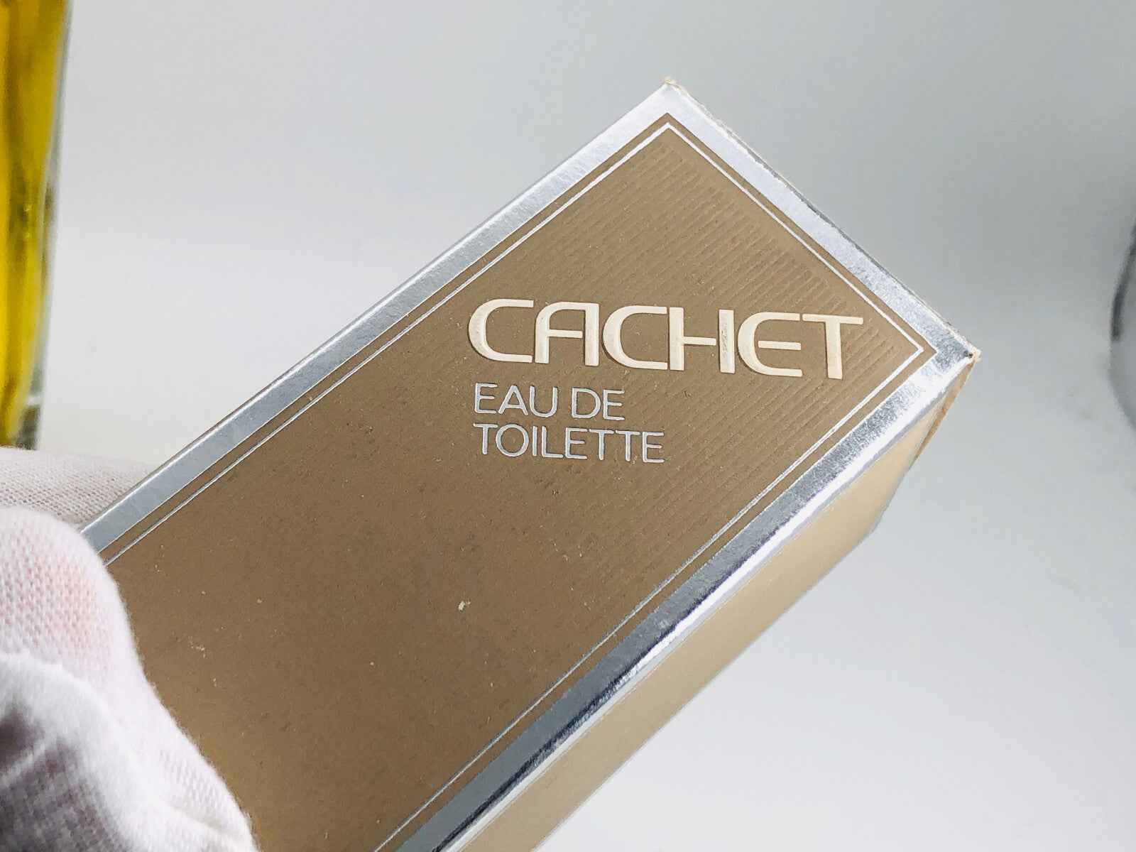 Scatola di profumo Prince Matchabelli Cachet Eau de Toilette con design elegante e dorato