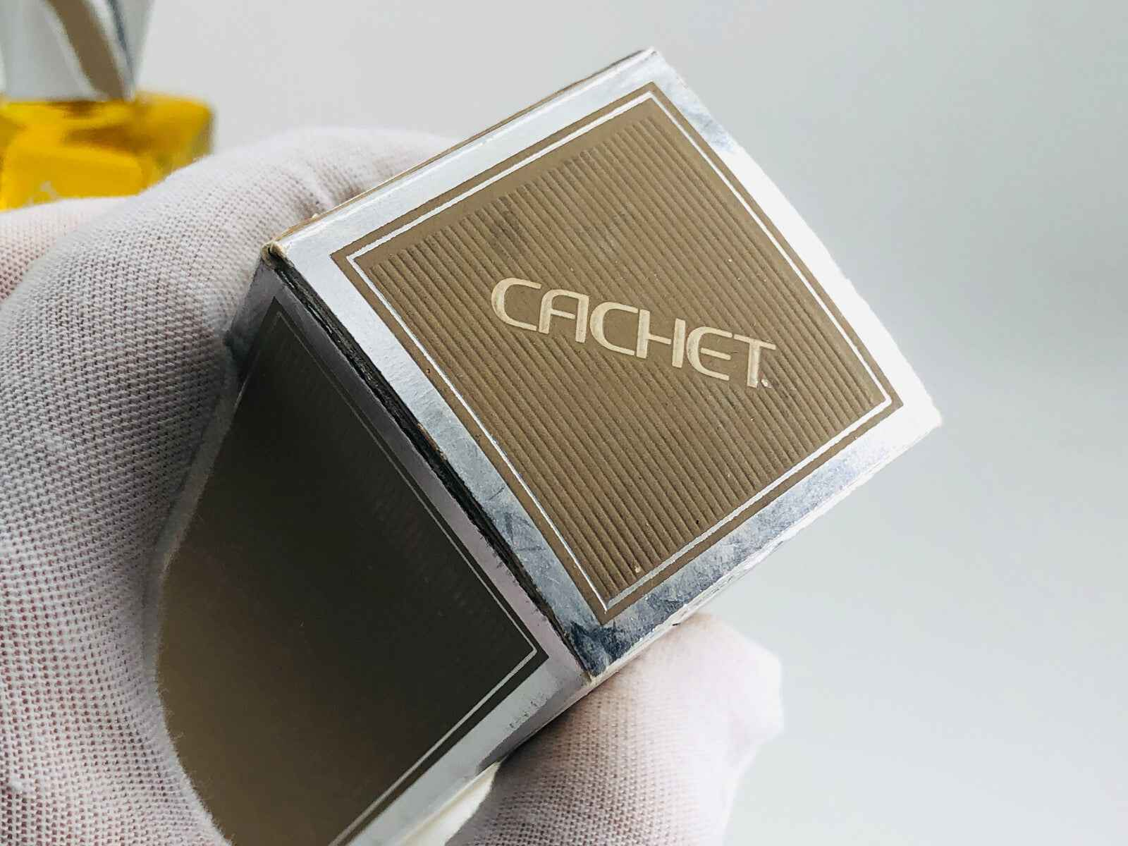 Scatola del profumo Prince Matchabelli Cachet con un design elegante e moderno