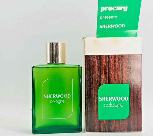 Profumo Procarg Sherwood in flacone verde con etichetta bianca e nera per una fragranza fresca