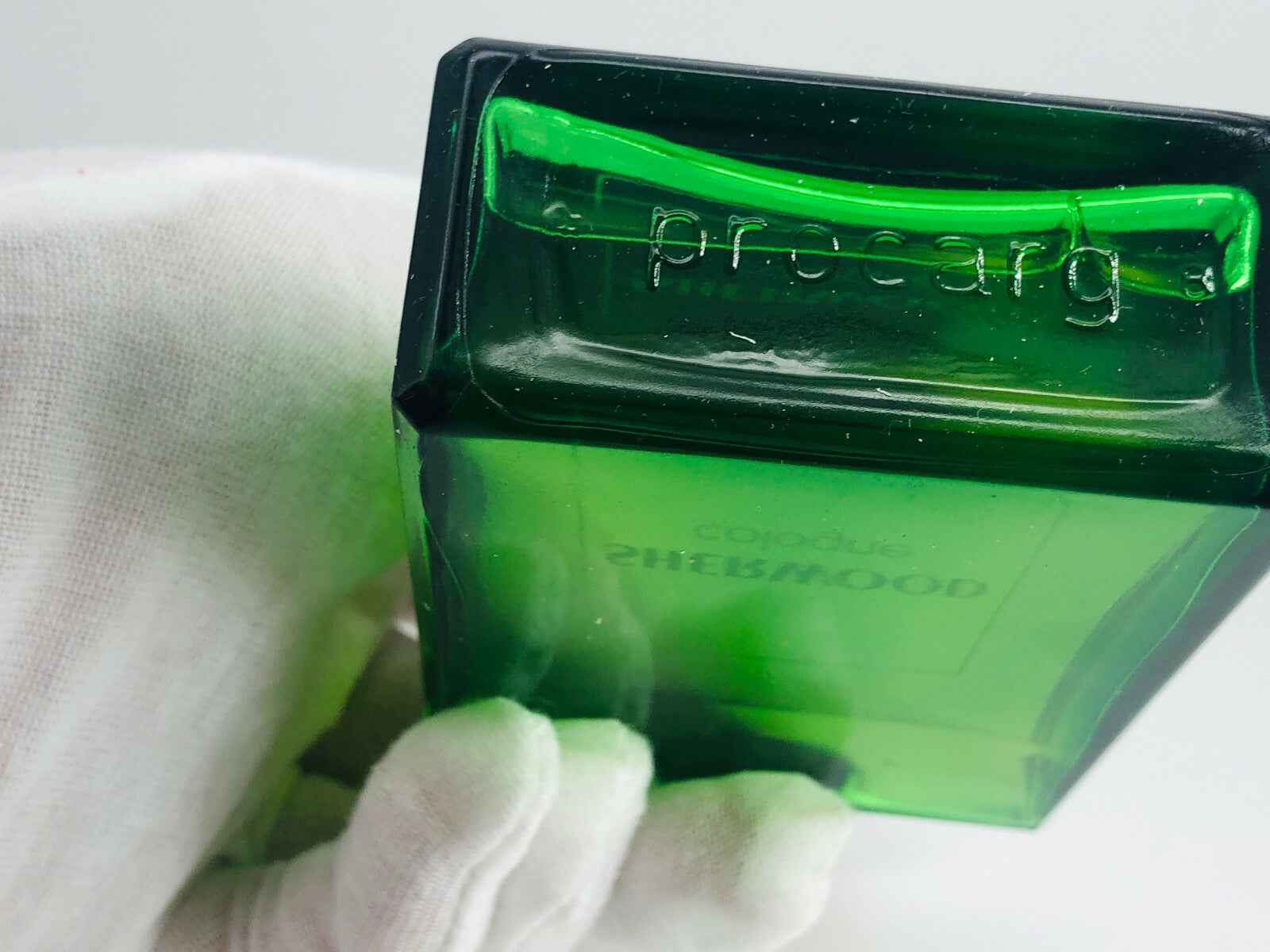 Flacone di profumo Procarg Sherwood con design elegante e colore verde intenso