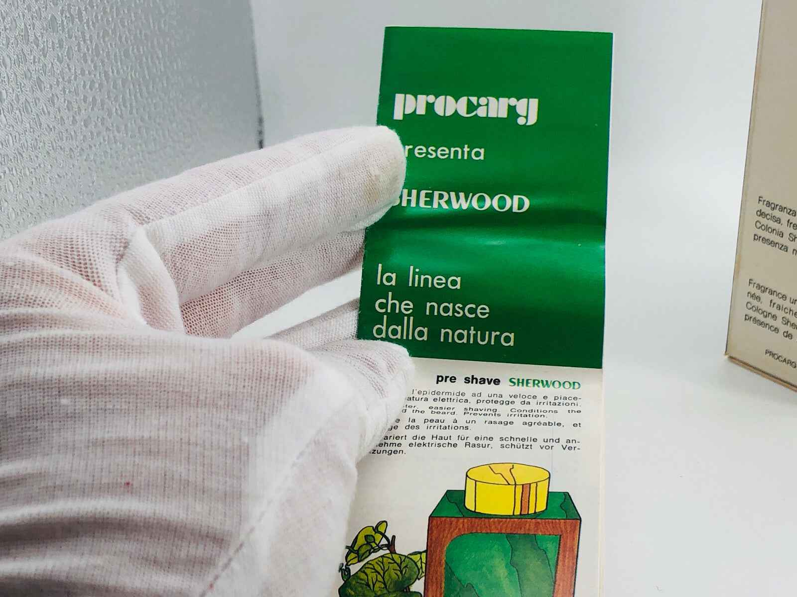 Packaging del Profumo Procarg Sherwood con design verde e descrizione della linea naturale