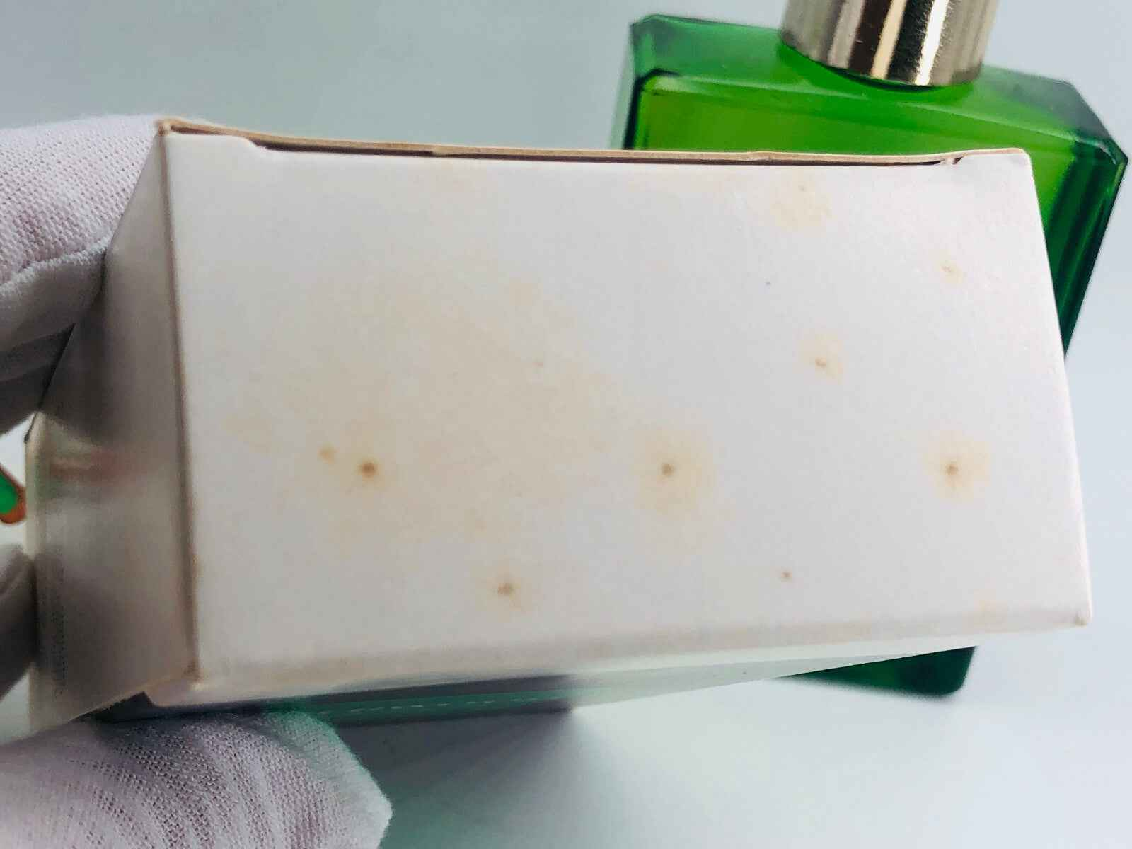 Scatola del profumo Procarg Sherwood con dettagli di imballaggio e flacone verde sullo sfondo