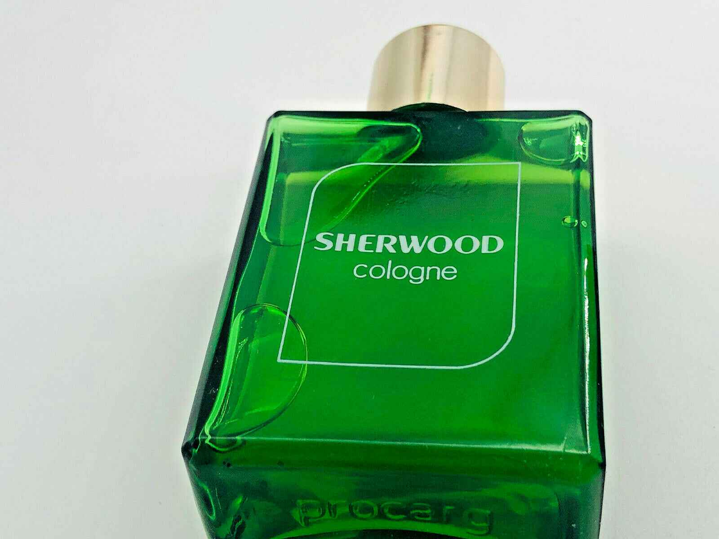 Profumo Procarg Sherwood Vintage in flacone verde con tappo dorato, ideale per una fragranza classica