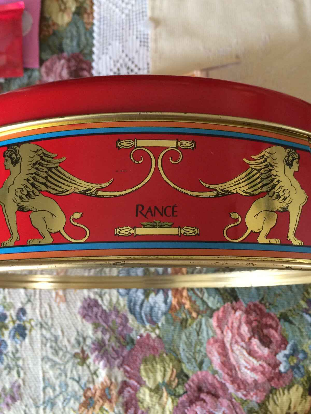 Confezione di profumi Rance con decorazioni dorate su fondo rosso e dettagli di grifoni