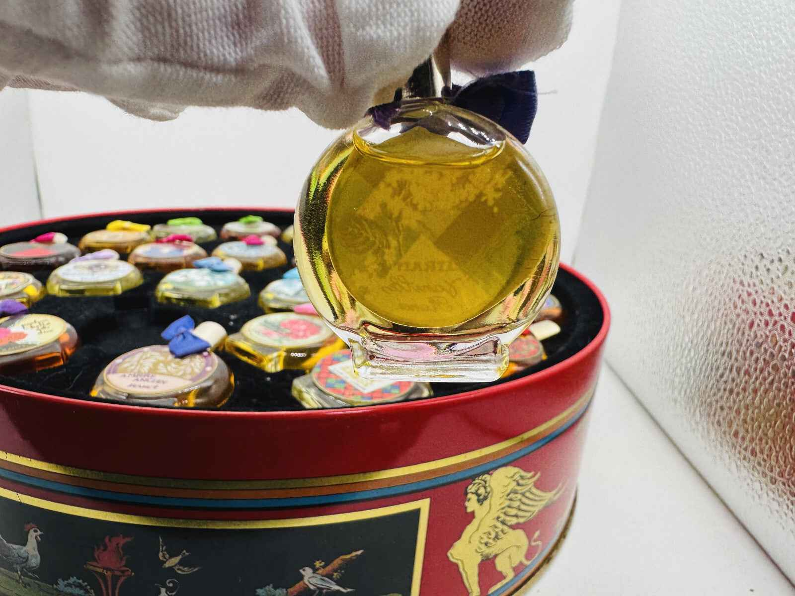 Bottiglia di profumo Rance dal design elegante con tappo blu, in un cofanetto assortito