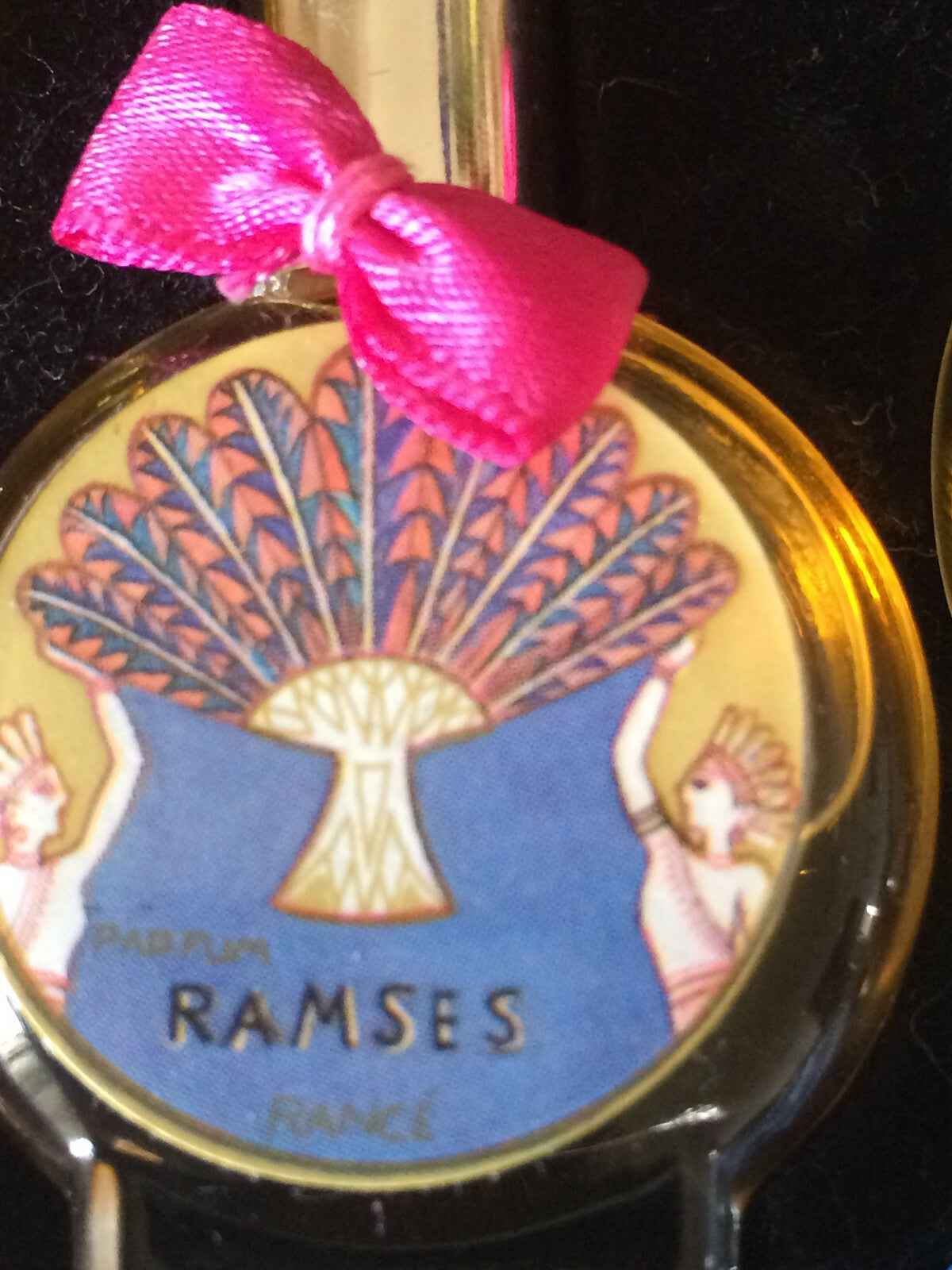Profumi Rance flacone di profumo Ramses con etichetta colorata e fiocco rosa
