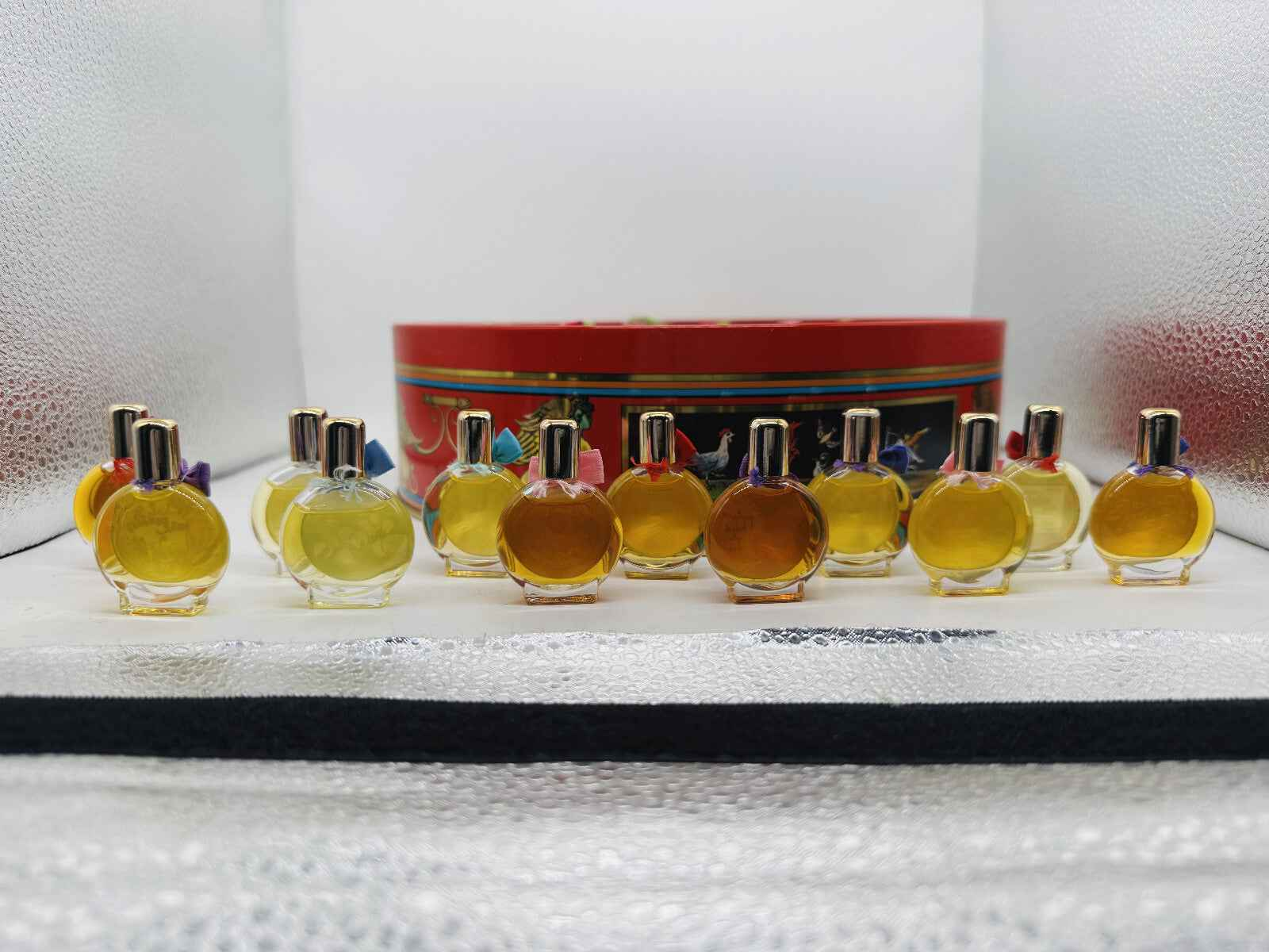 Collezione di Profumi Rance in flaconi dorati su sfondo decorativo per appassionati di fragranze