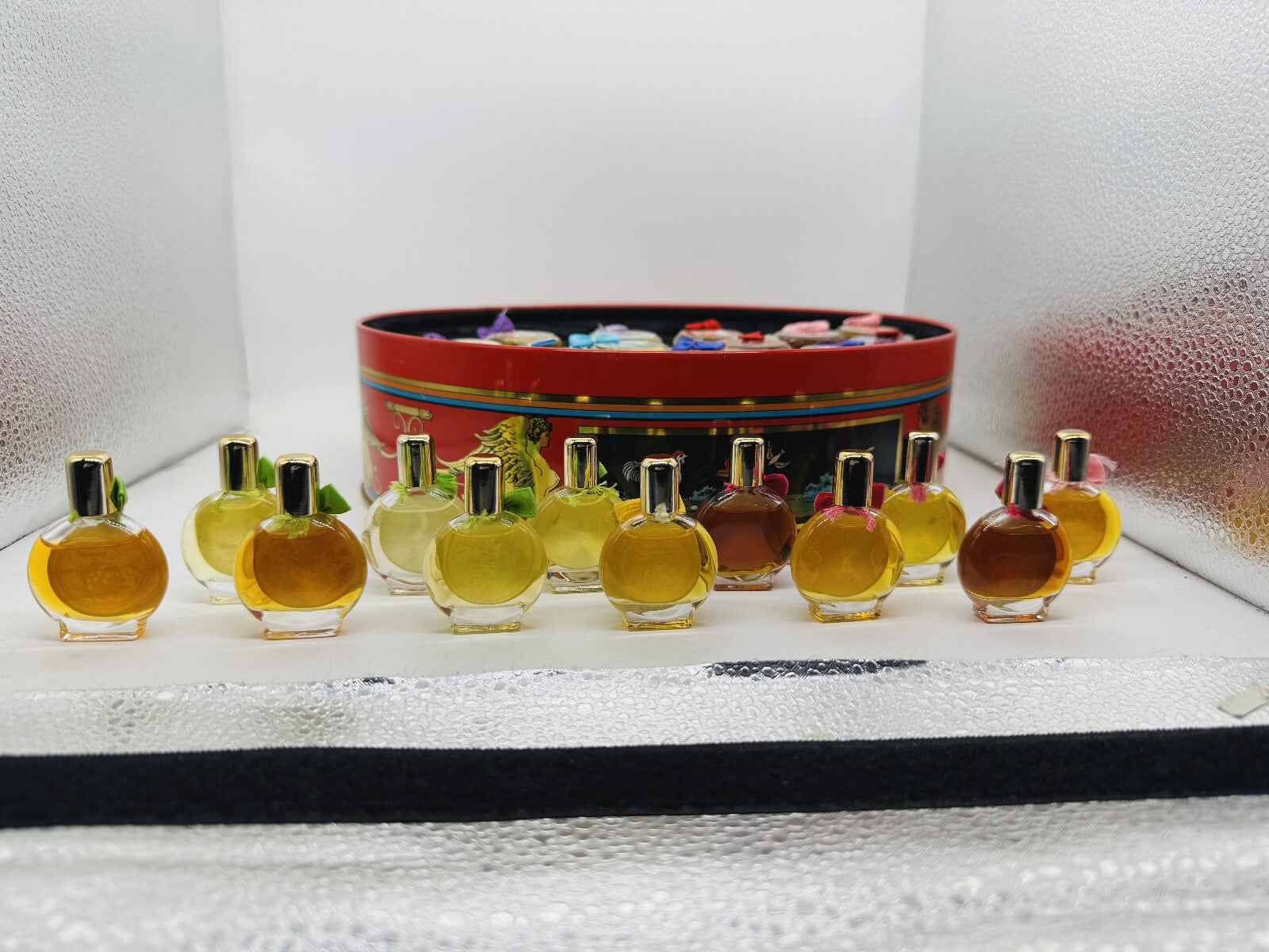 Collezione di profumi Rance in bottiglie rotonde con diverse fragranze esposte su uno sfondo elegante