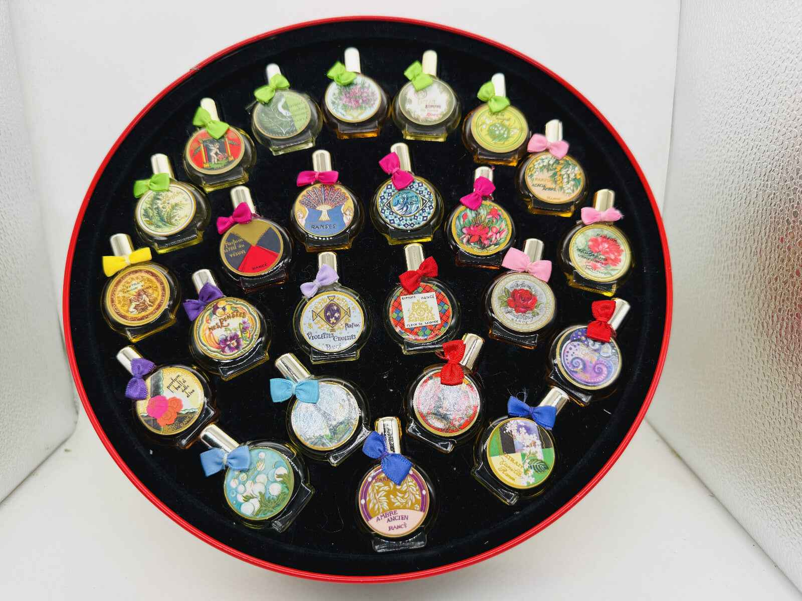 Set di mini profumi Rance in una scatola rotonda con etichette colorate e raffinati design