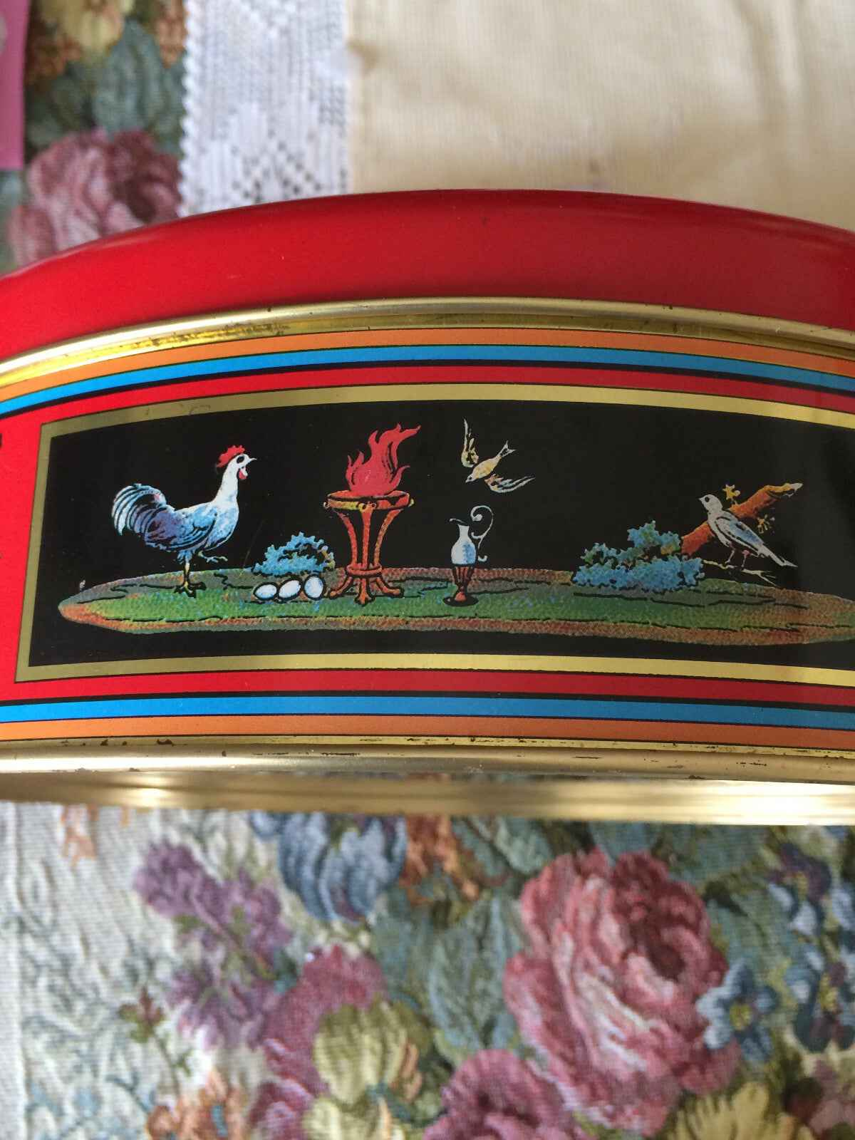 Scatola rossa decorativa con illustrazione vintage di pollo e paesaggio, profumi Rance