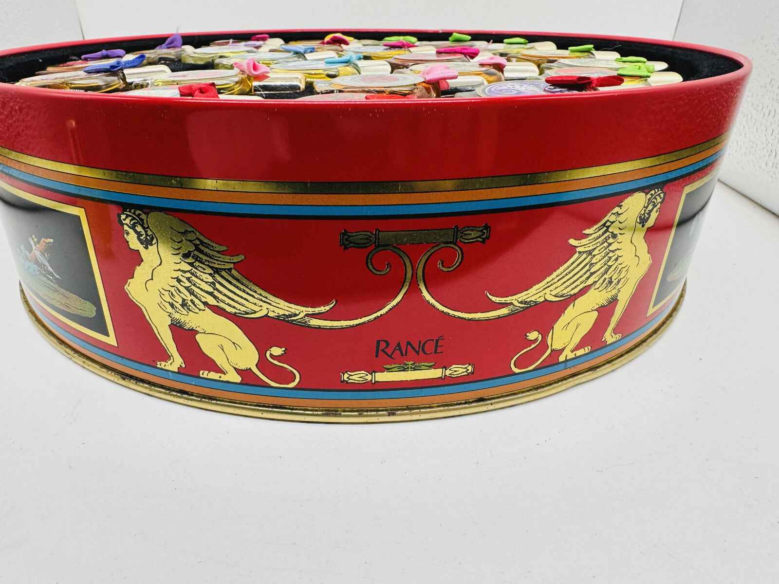 Scatola decorativa Rance con una varietà di profumi Rance e tappi colorati in cima