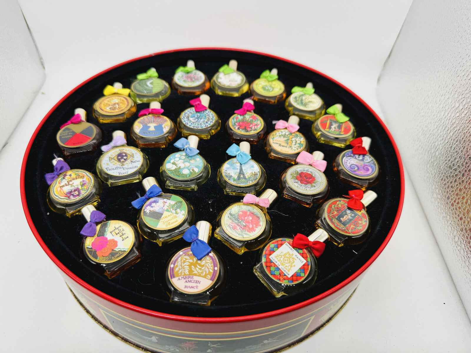 Collezione di mini profumi Rance in un elegante astuccio rotondo ricco di colori e design artistici