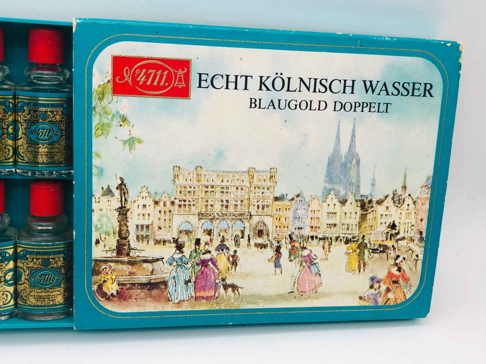 Confezione di Profumo 4711 Vintage con bottiglie di Echt Kölnisch Wasser e illustrazione storica