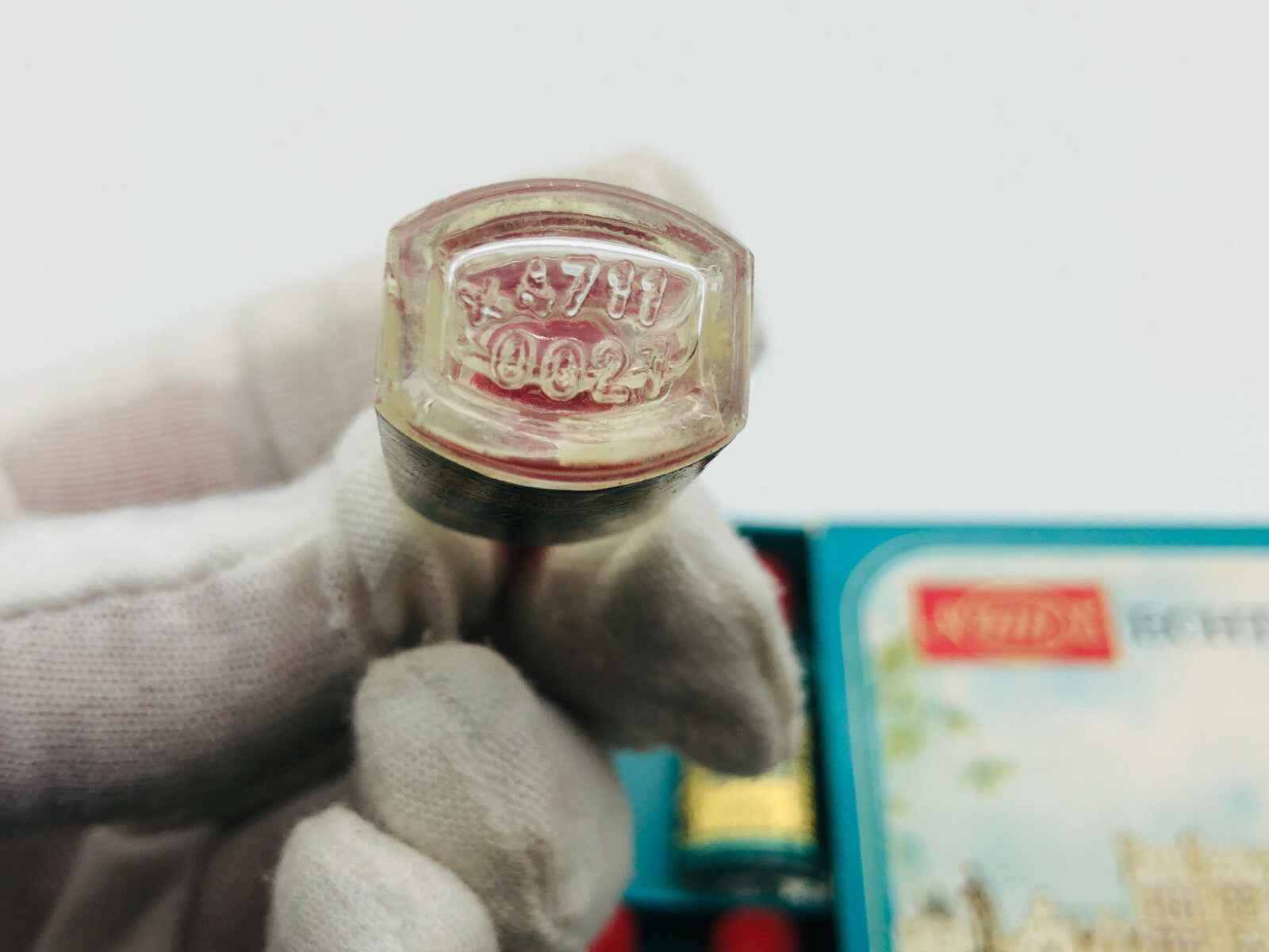 Dettaglio del tappo del profumo 4711 Vintage con etichetta identificativa e confezione colorata