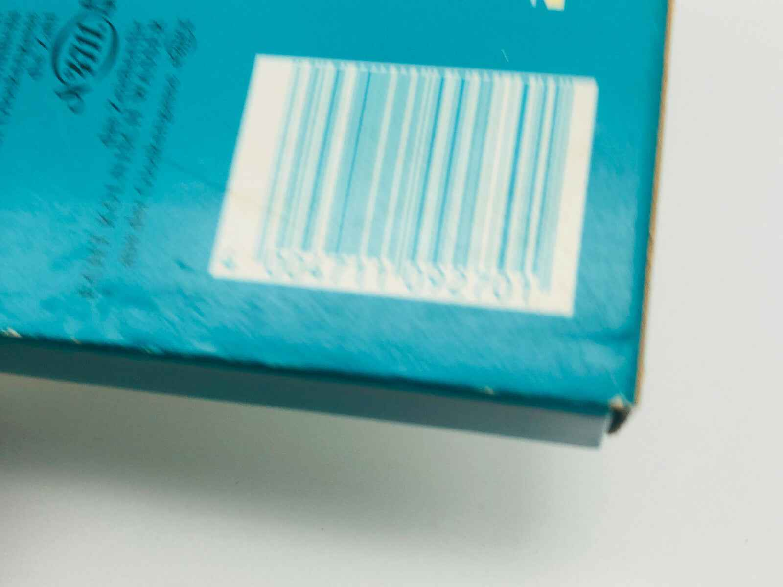 Scatola di profumo 4711 Vintage con codice a barre su sfondo blu