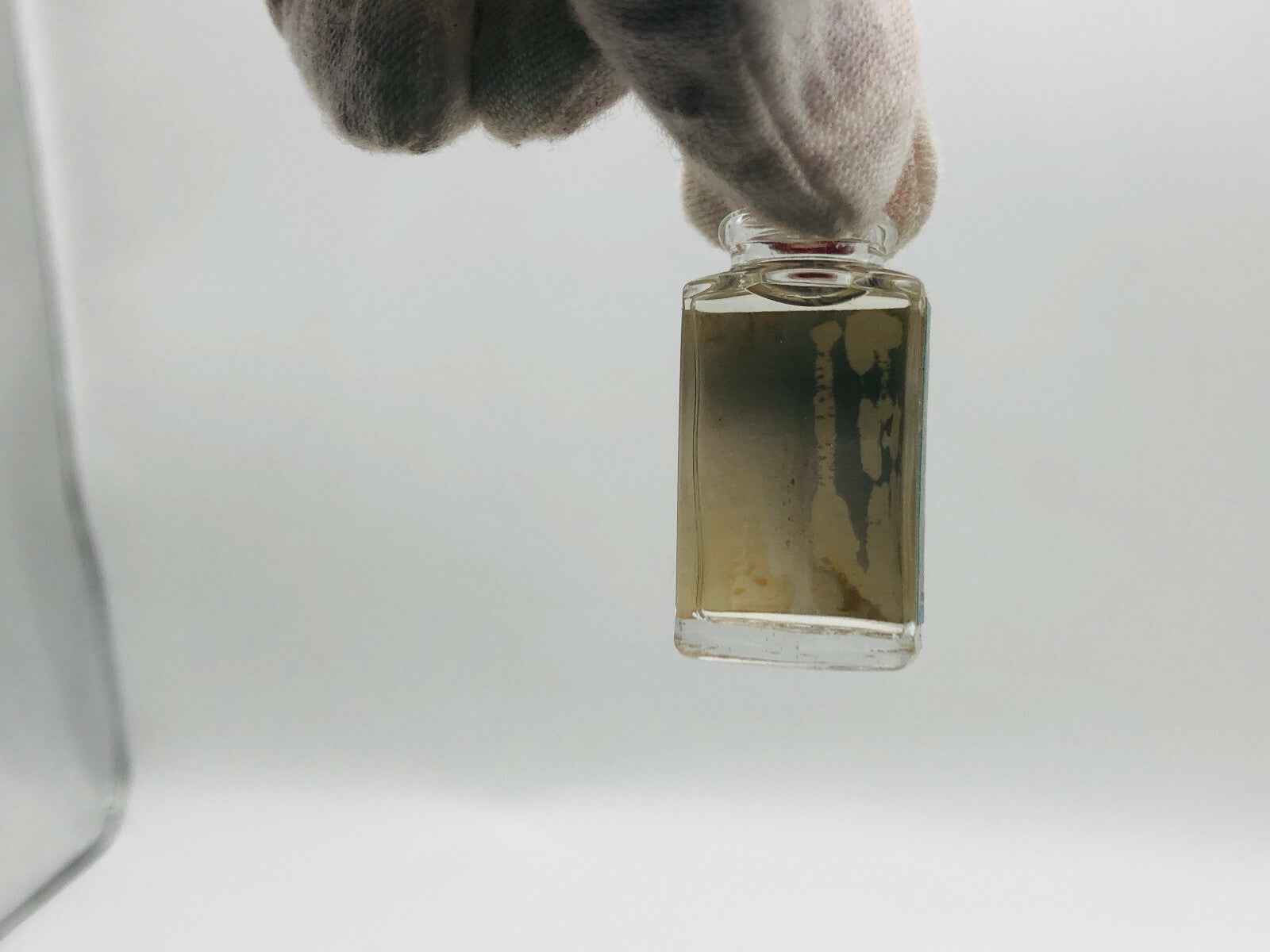 Bottiglia di profumo 4711 Vintage in vetro con liquido marrone chiaro, ideale per collezionisti