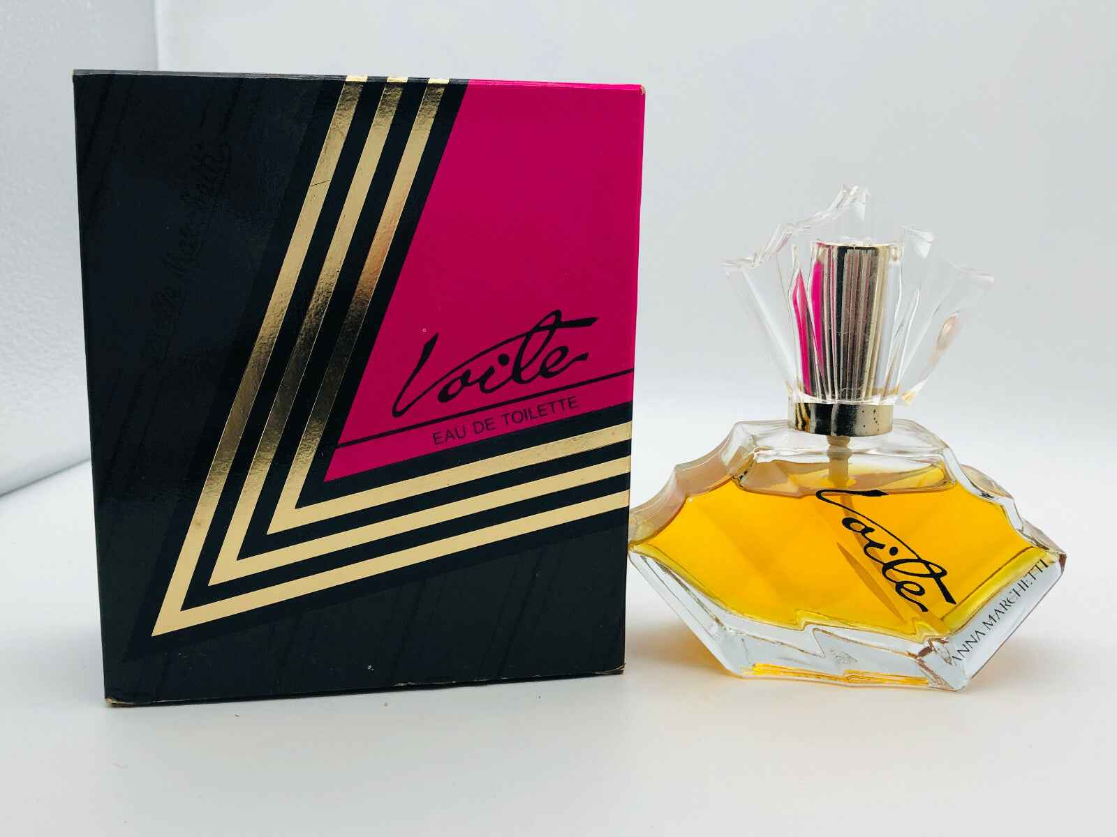 Profumo Anna Marchetti Voile in bottiglia elegante con confezione nera e rosa, ideale per ogni occasione