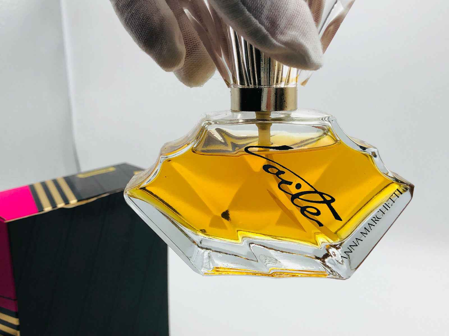 Profumo Anna Marchetti Voile in elegante flacone con design distintivo e profumo dorato