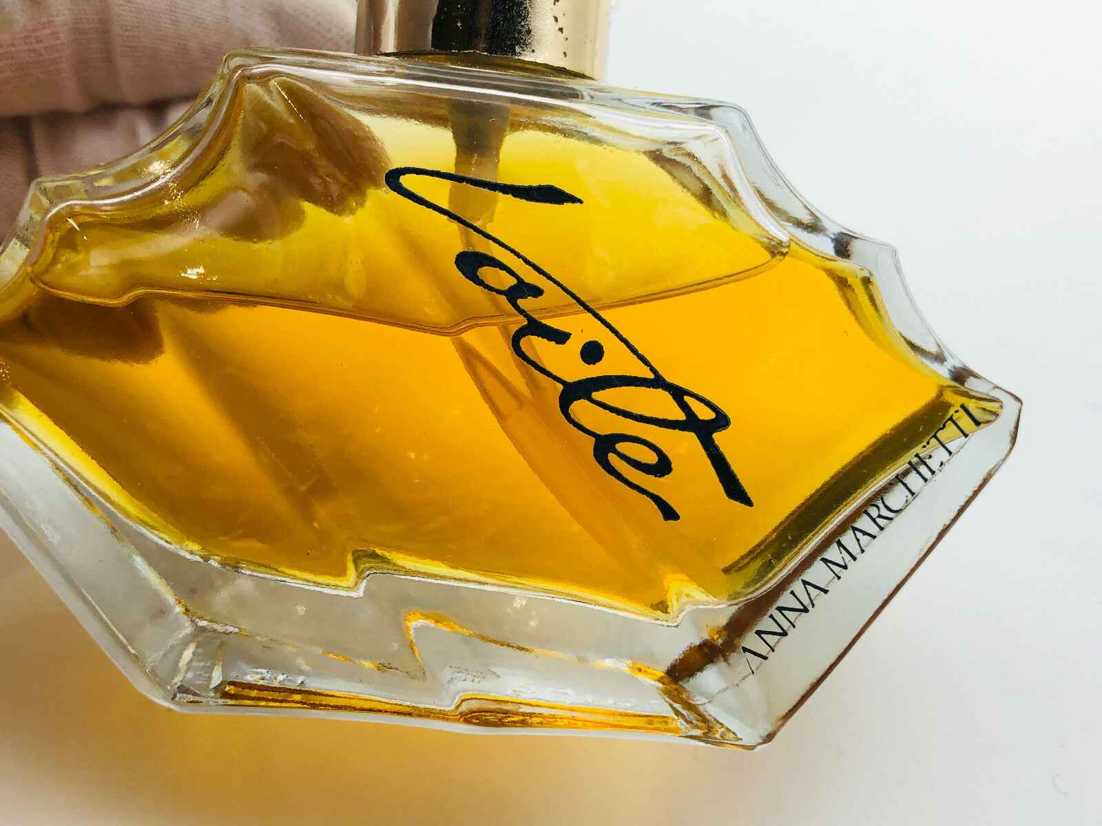 Flacone del Profumo Anna Marchetti Voile con una fragranza delicata e avvolgente in una bottiglia elegante