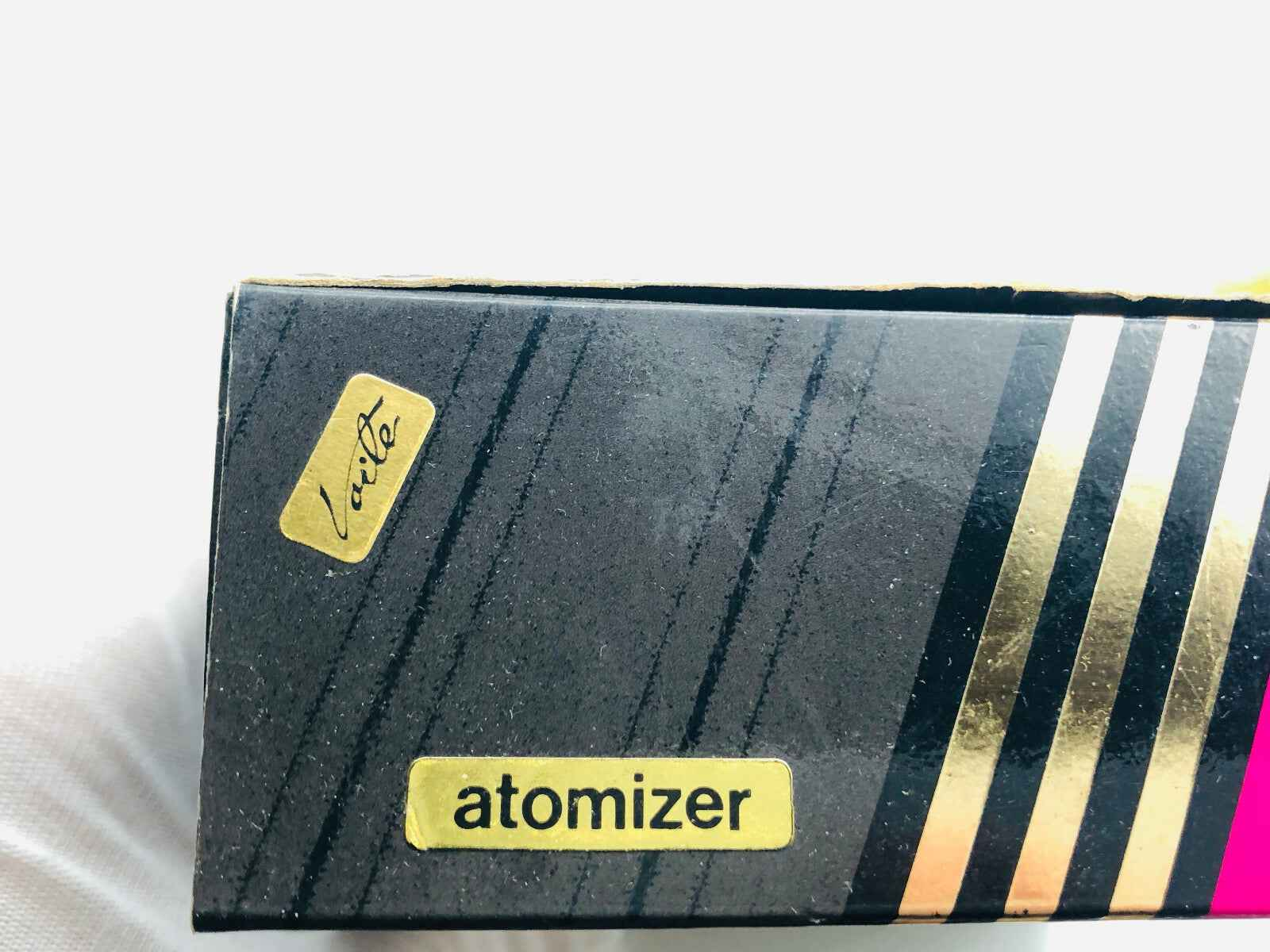 Scatola per atomizzatore del profumo Anna Marchetti Voile con design elegante e finiture dorate