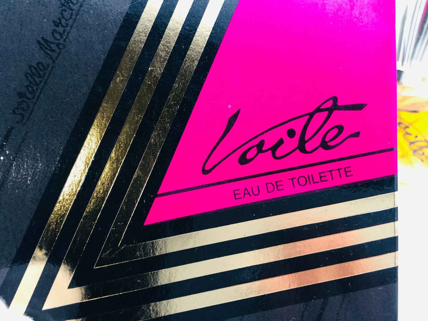 Profumo Anna Marchetti Voile in confezione elegante con dettagli in oro nero e rosa