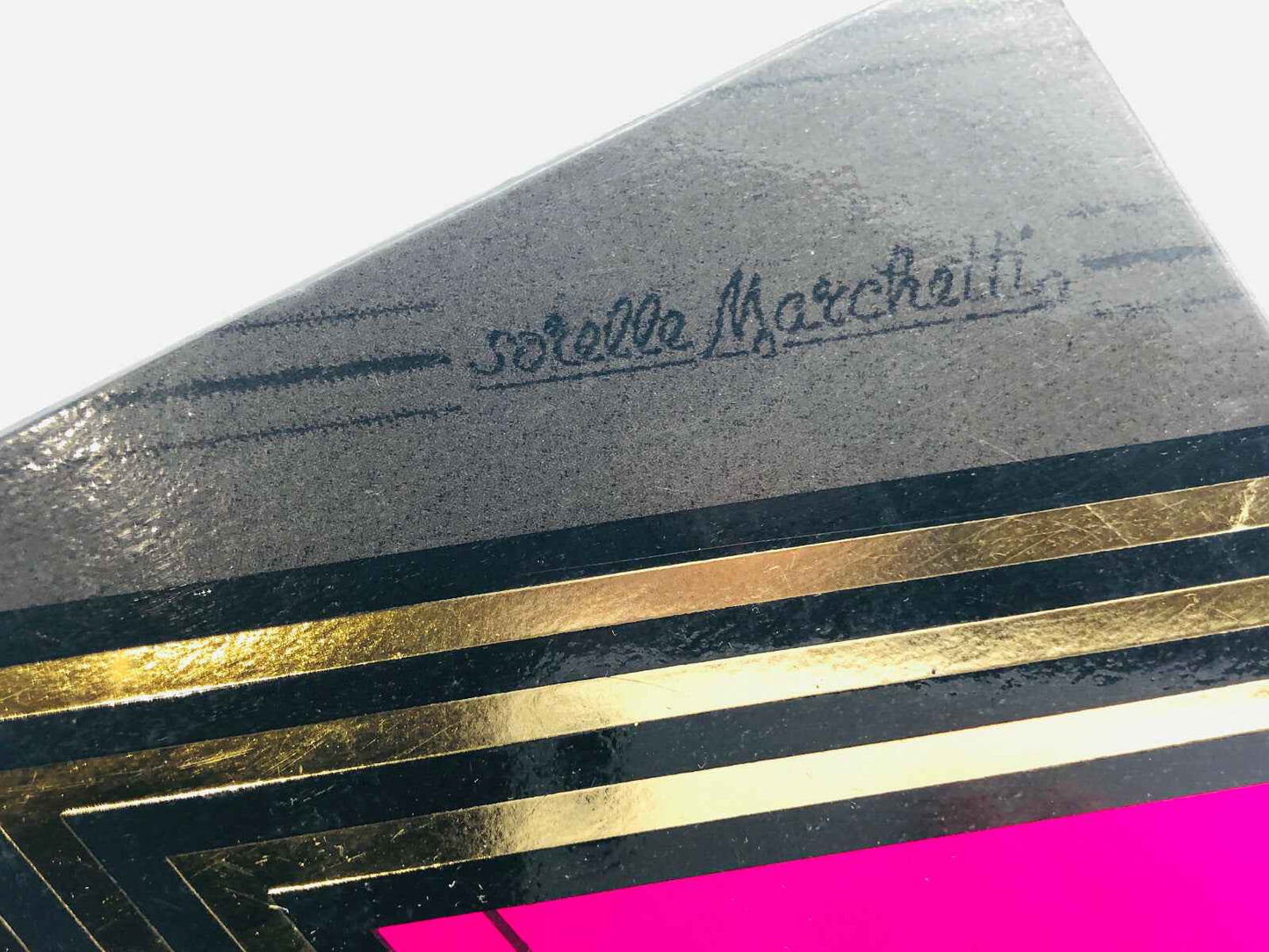 Dettaglio della confezione del Profumo Anna Marchetti Voile con logo Sorelle Marchetti in oro