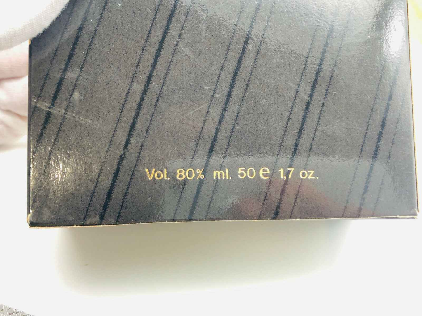 Scatola di profumo Anna Marchetti Voile con volume di 50 ml e un elegante design nero a strisce