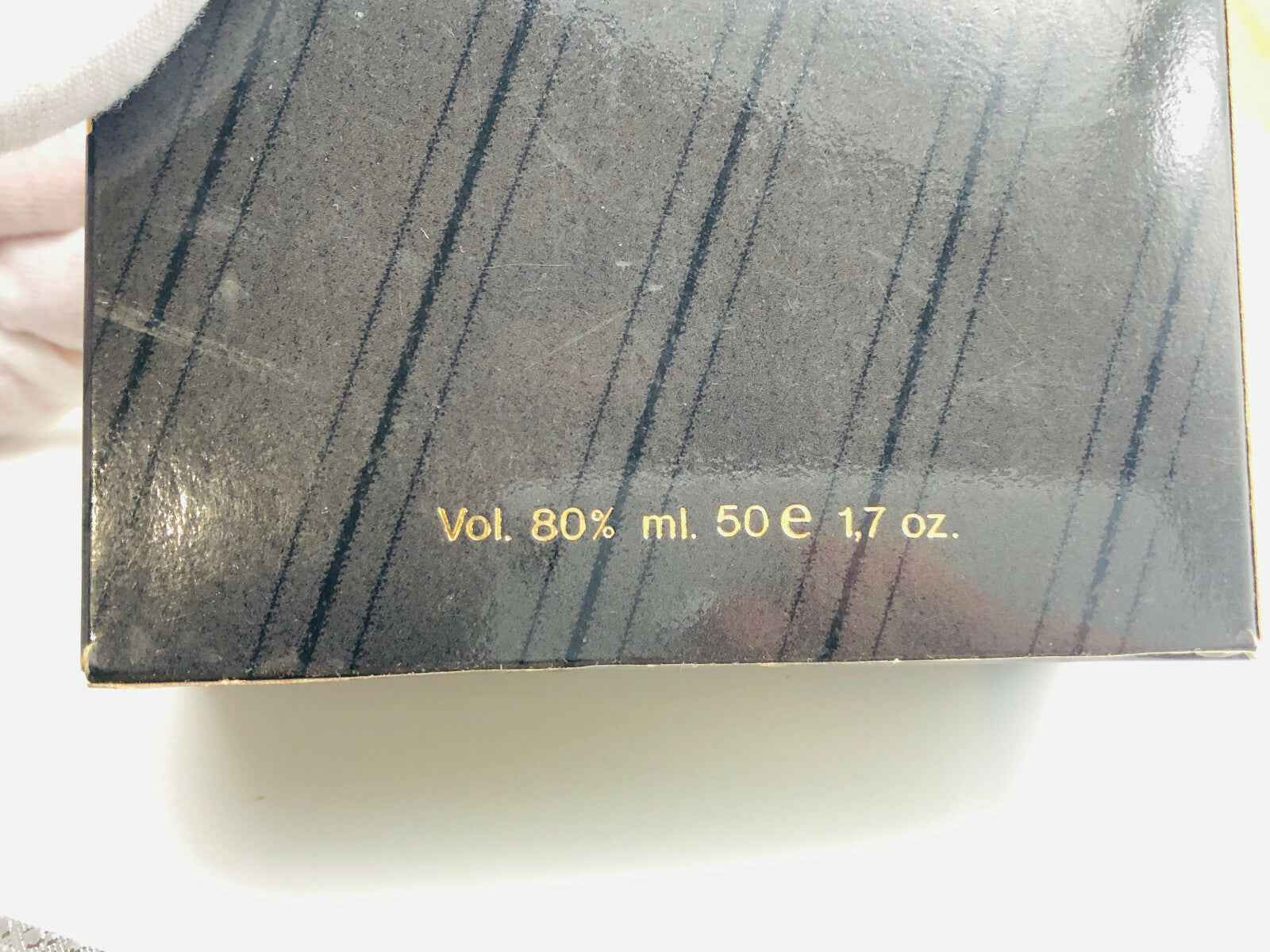 Scatola di profumo Anna Marchetti Voile con volume di 50 ml e un elegante design nero a strisce