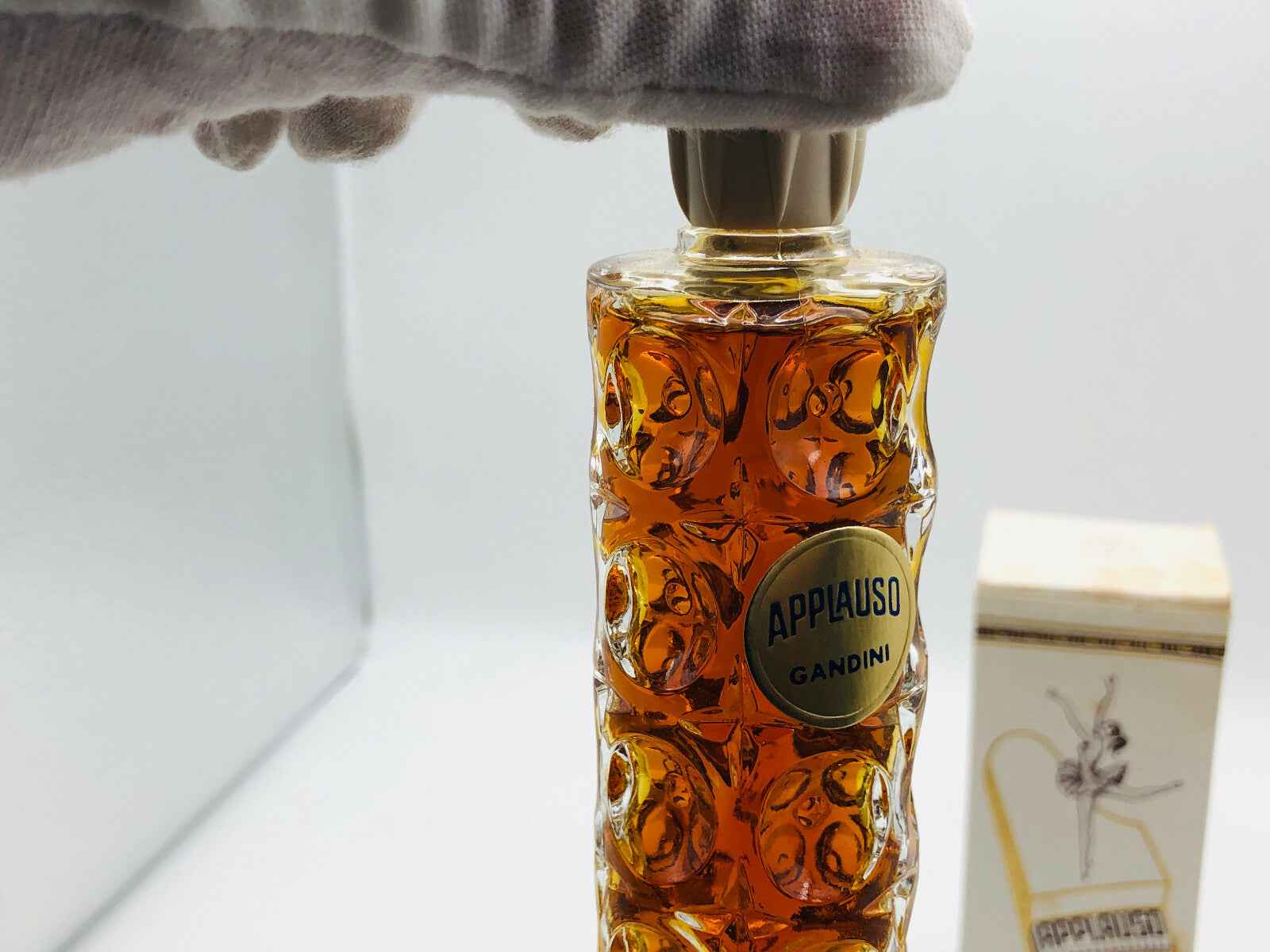 Flacone di profumo Applauso Gandini in vetro con design elegante e tappo dorato