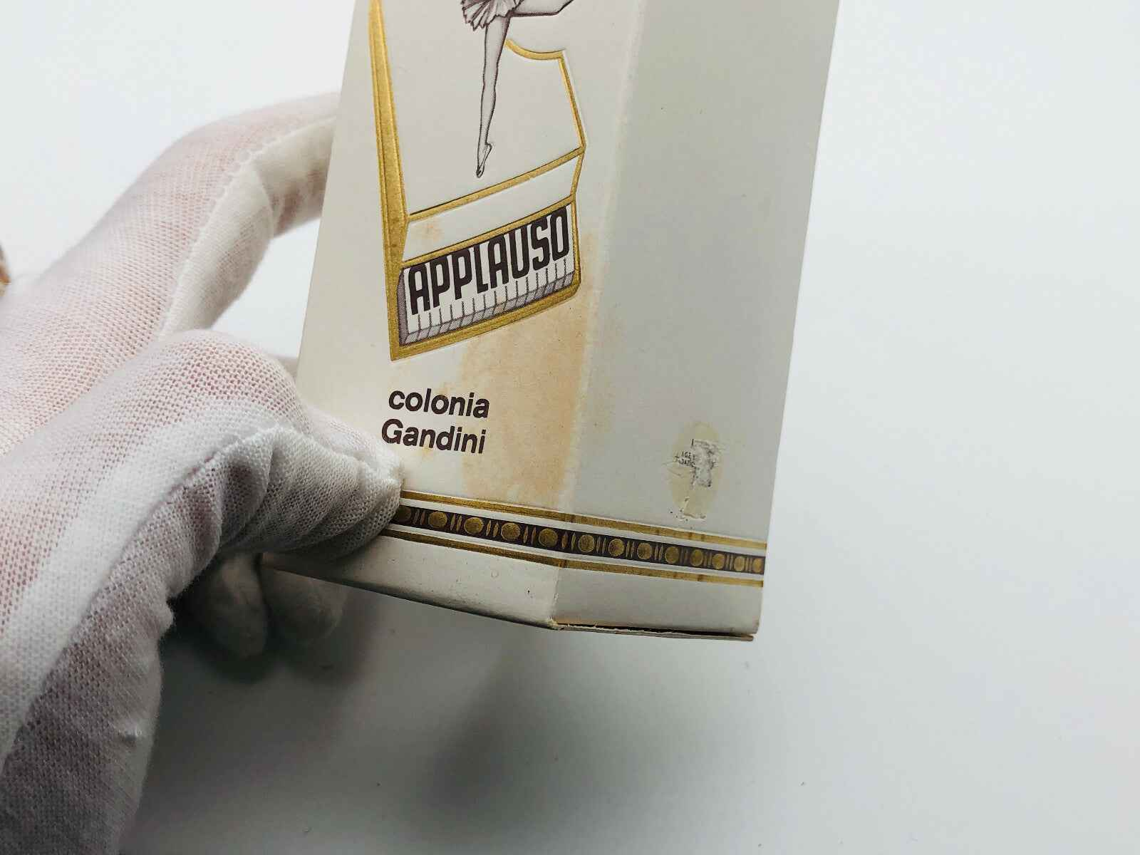 Scatola del profumo Applauso Gandini con il logo e dettagli chiari sulla colonia