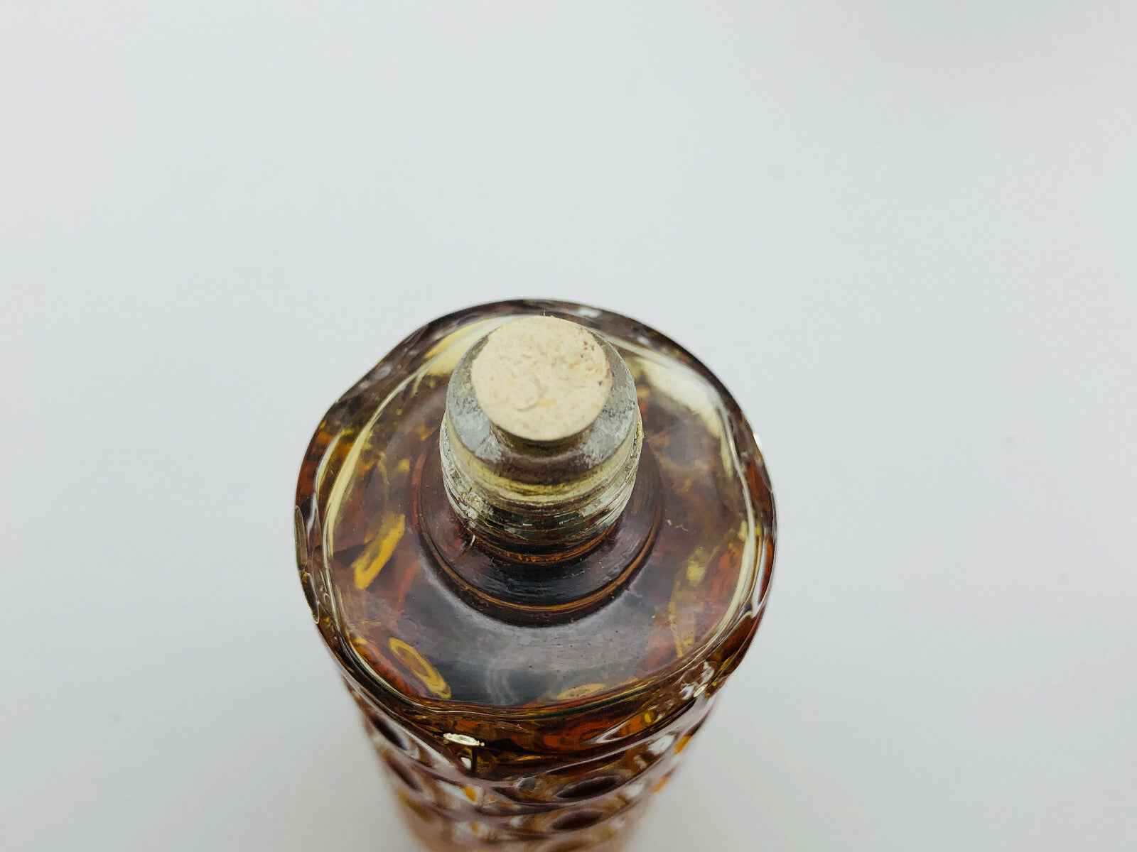 Dettaglio del tappo di un flacone di Profumo Applauso Gandini con design elegante in vetro