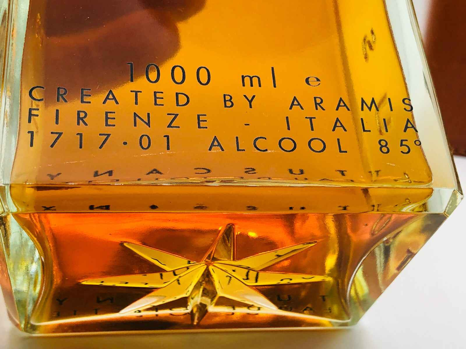 Flacone di profumo Aramis Tuscany Vintage da 1000 ml con design elegante e tonalità calde
