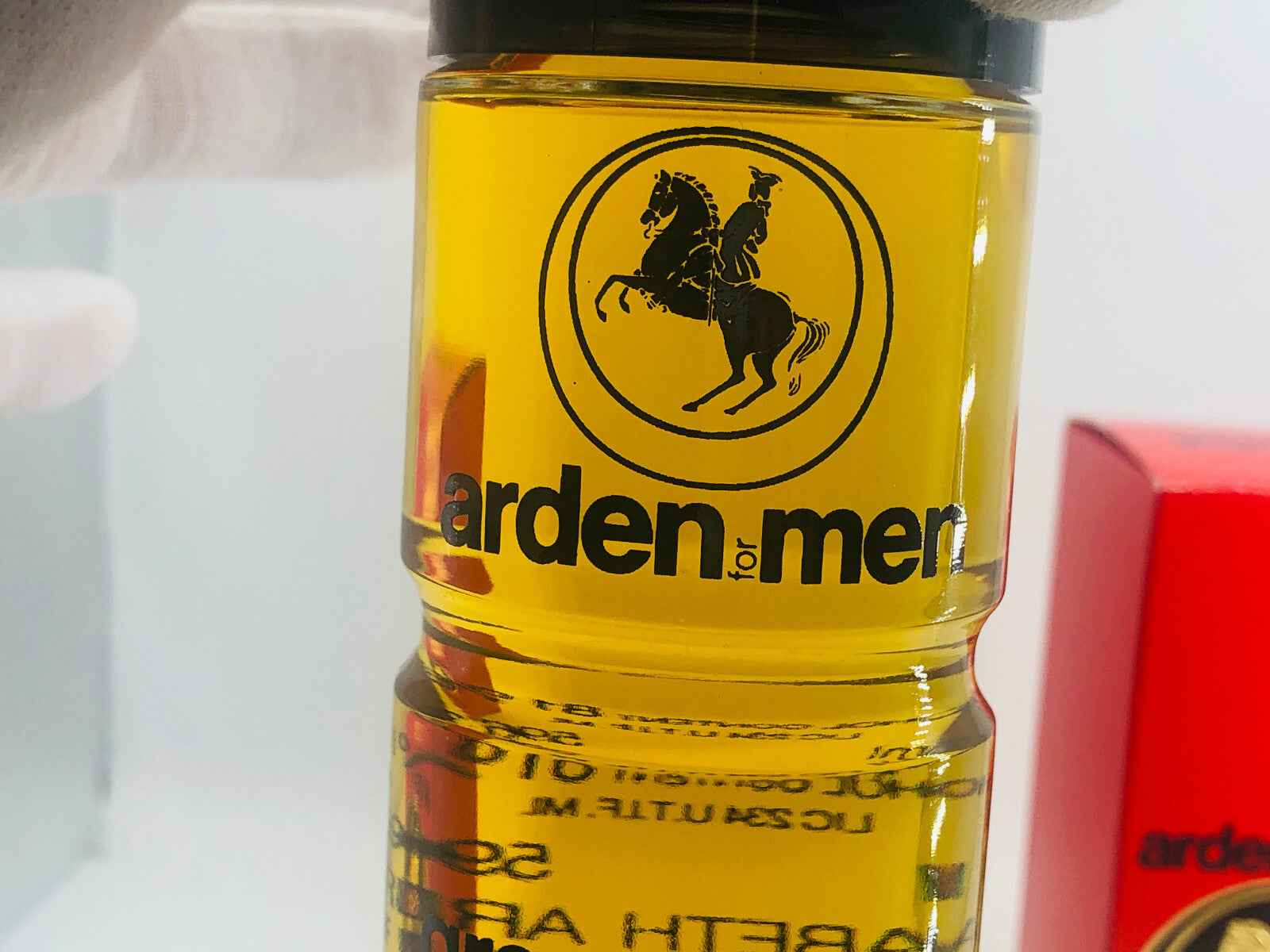 Profumo Arden Greenwood per uomini in flacone trasparente con logo distintivo