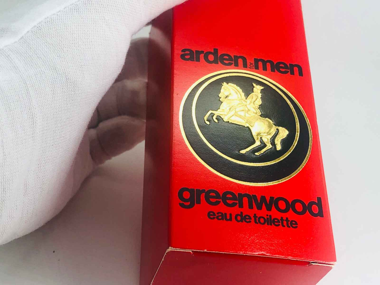 Scatola rossa del profumo Arden Greenwood eau de toilette per uomini con dettagli in oro