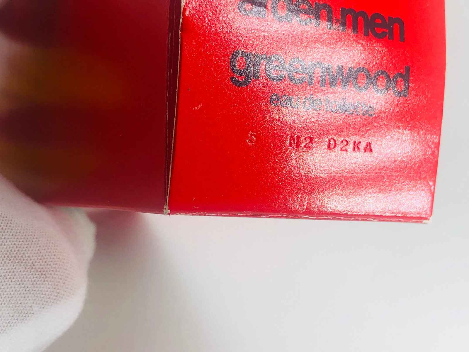 Scatola del profumo Arden Greenwood con design rosso e dettagli visibili per uomini