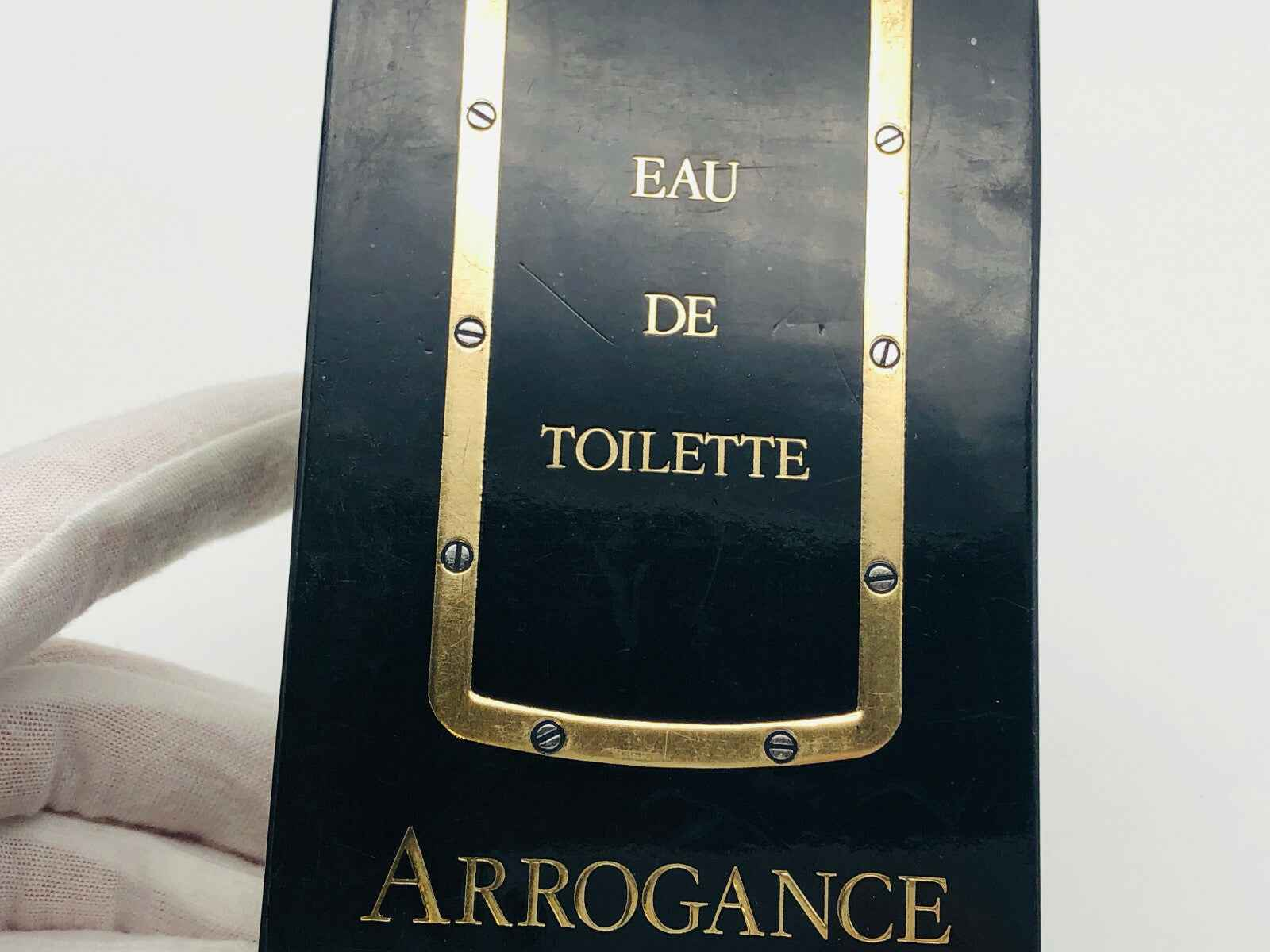 Flacone di profumo Arrogance Pour Homme, eau de toilette con design elegante in nero e oro