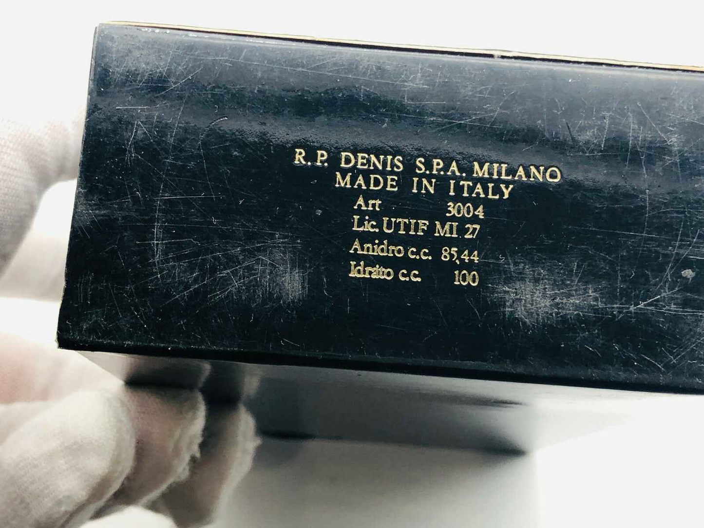 Scatola di Profumo Arrogance Pour Homme con dettagli di produzione in italiano