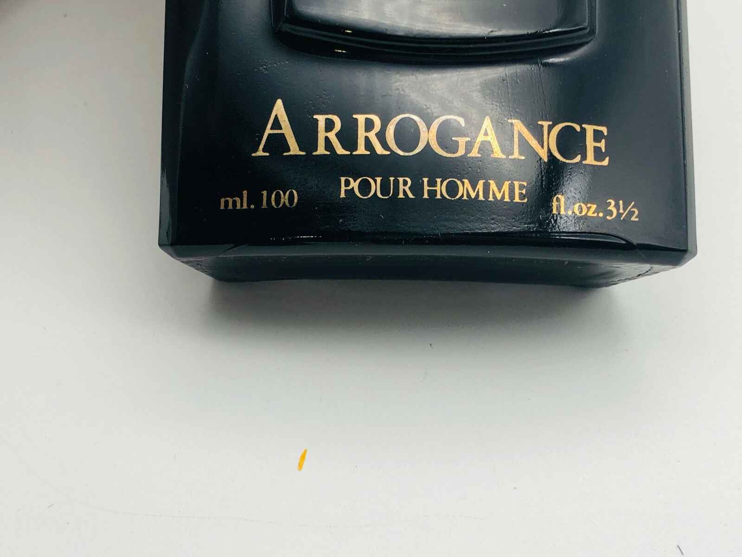 Profumo Arrogance Pour Homme in flacone elegante da 100 ml con dettagli dorati