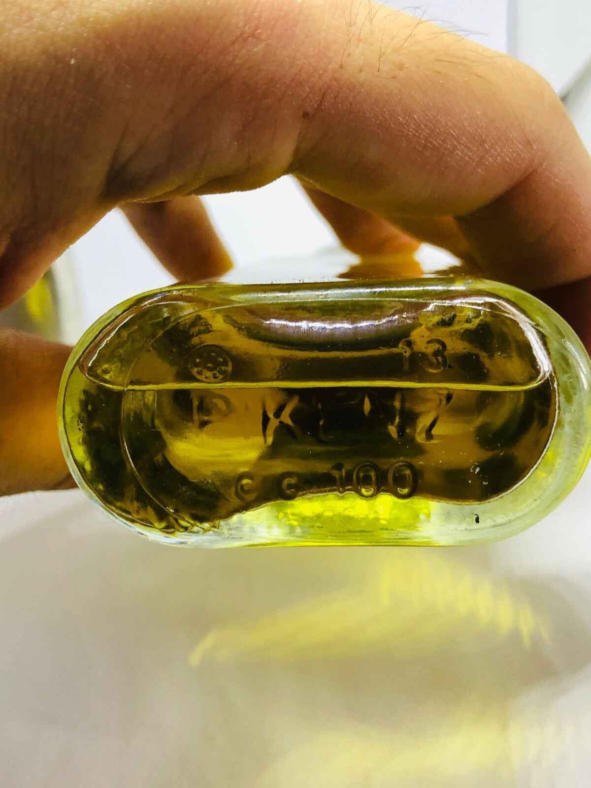 Flacone di profumo Arrogance Uomo con design elegante e tonalità dorate