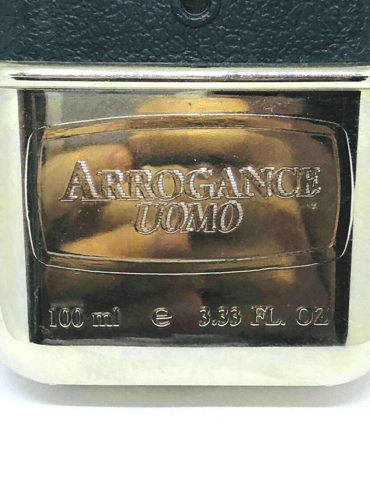 Flacone di profumo Arrogance Uomo da 100 ml con etichetta elegante e design classico