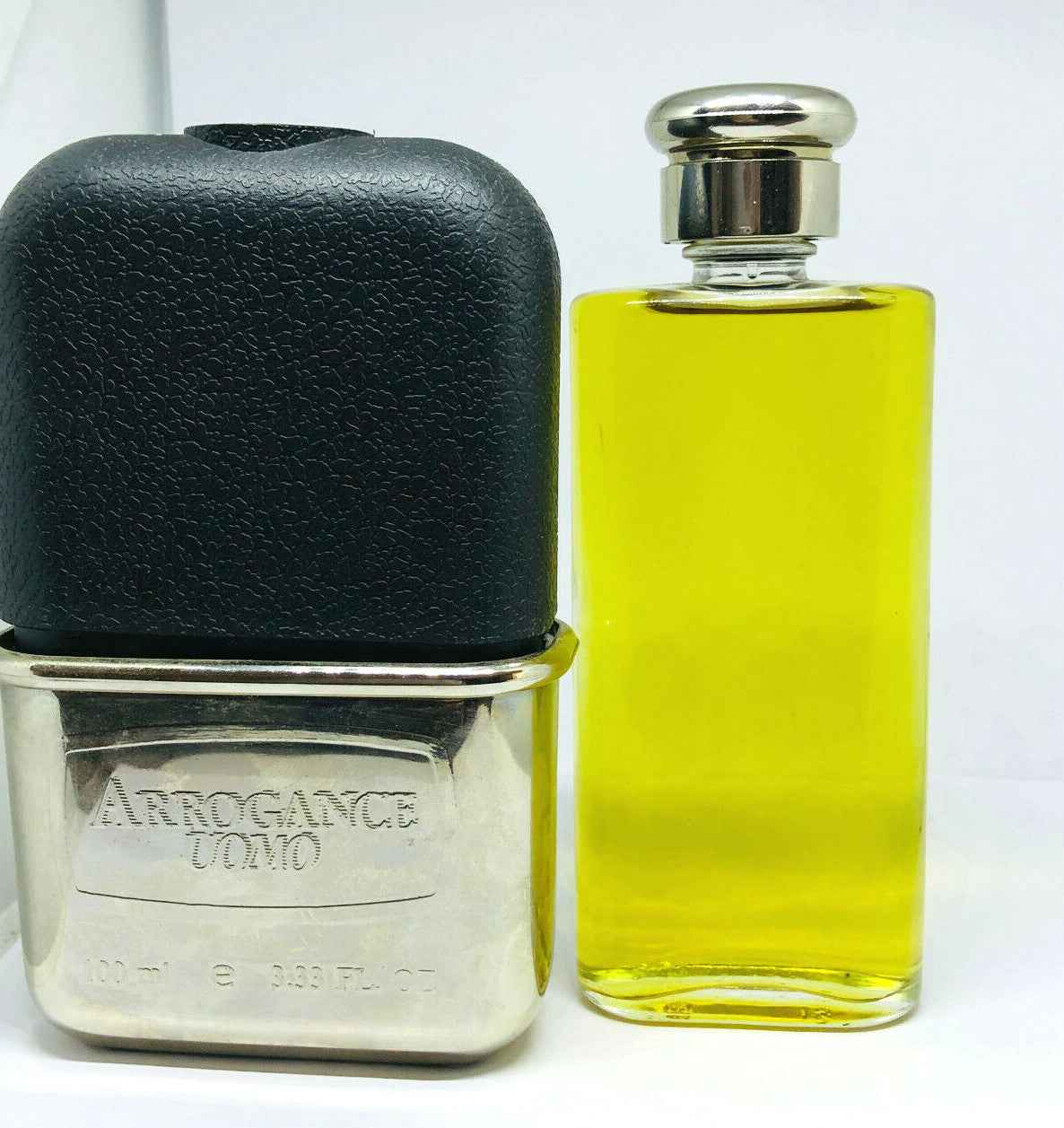 Flacone di profumo Arrogance Uomo con design elegante in stile moderno e vetro trasparente