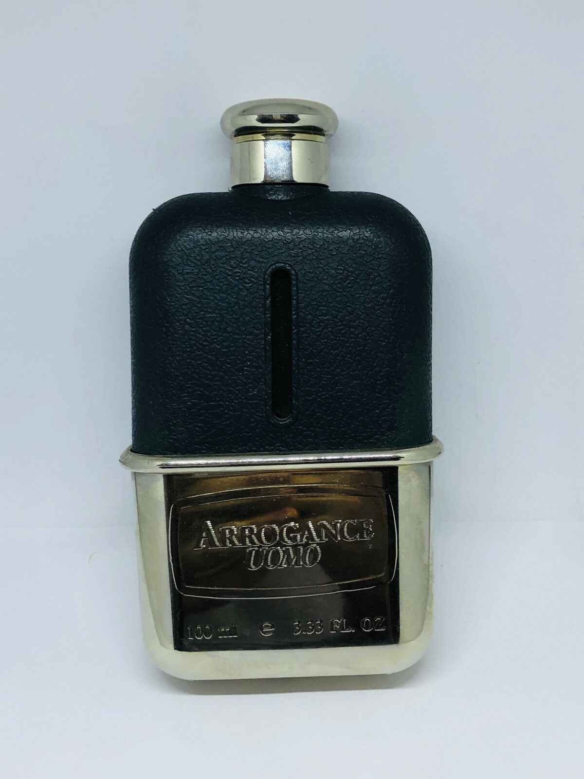 Flacone di profumo Arrogance Uomo in design moderno con dettagli metallici e tappo elegante