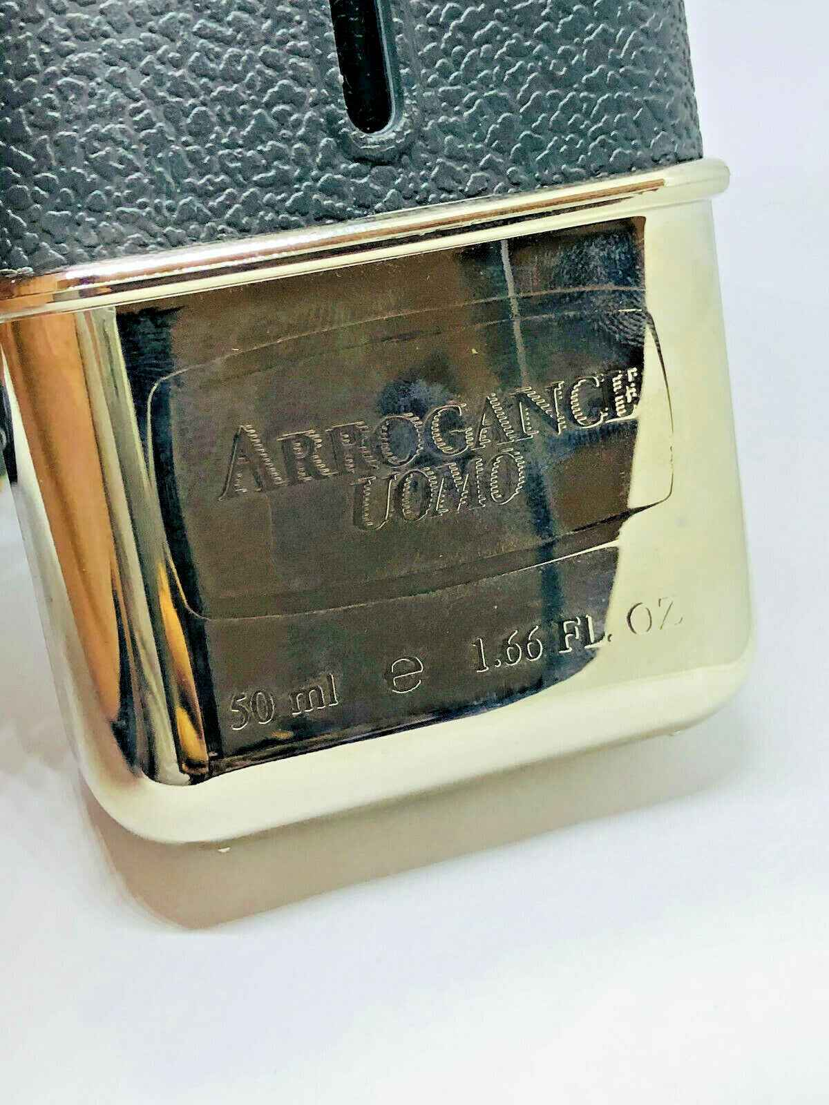 Flacone di profumo Arrogance Uomo Vintage da 30ml con finitura metallica elegante
