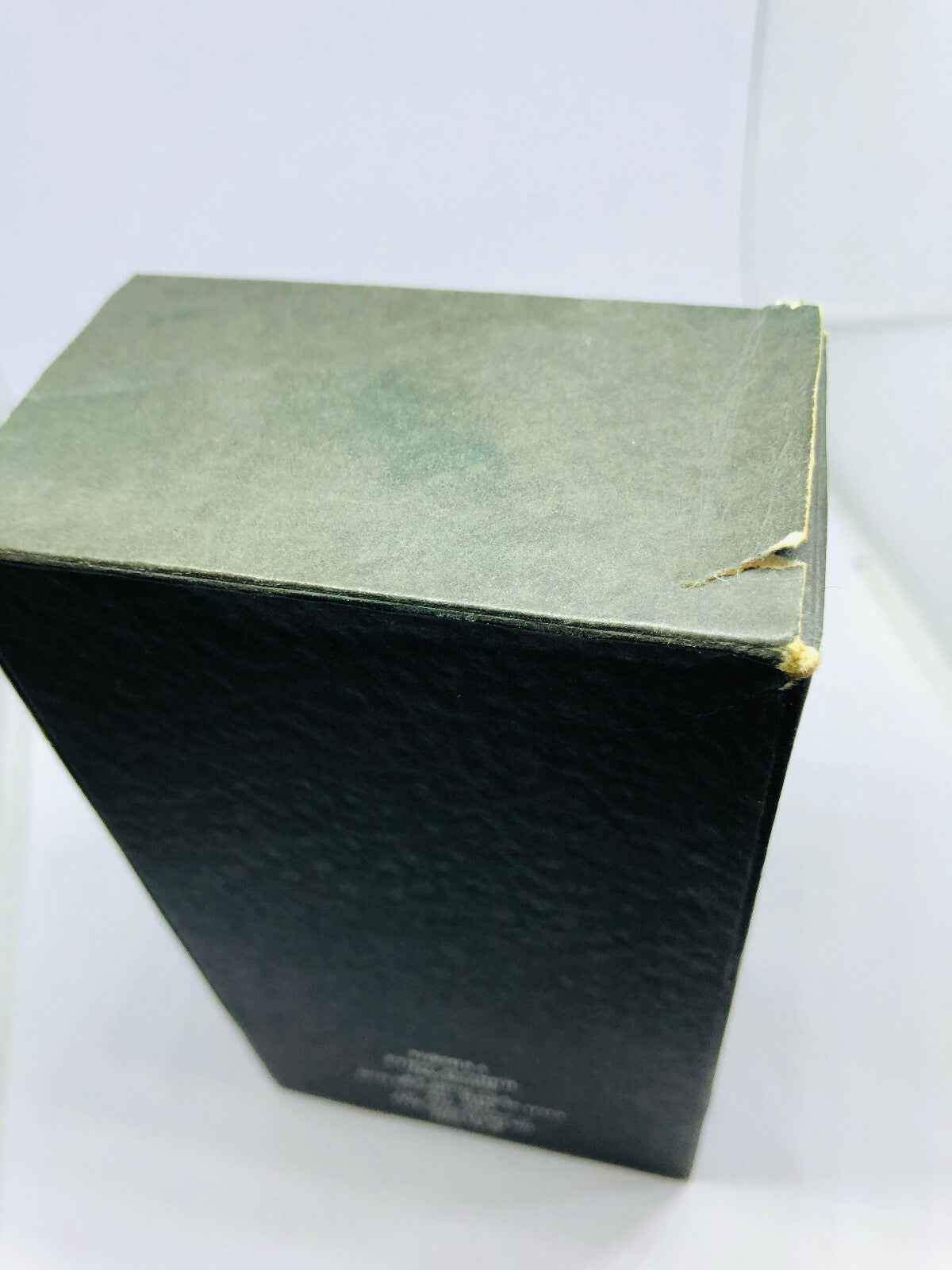 Scatola del profumo Arrogance Uomo Vintage in stile classico con angolo danneggiato