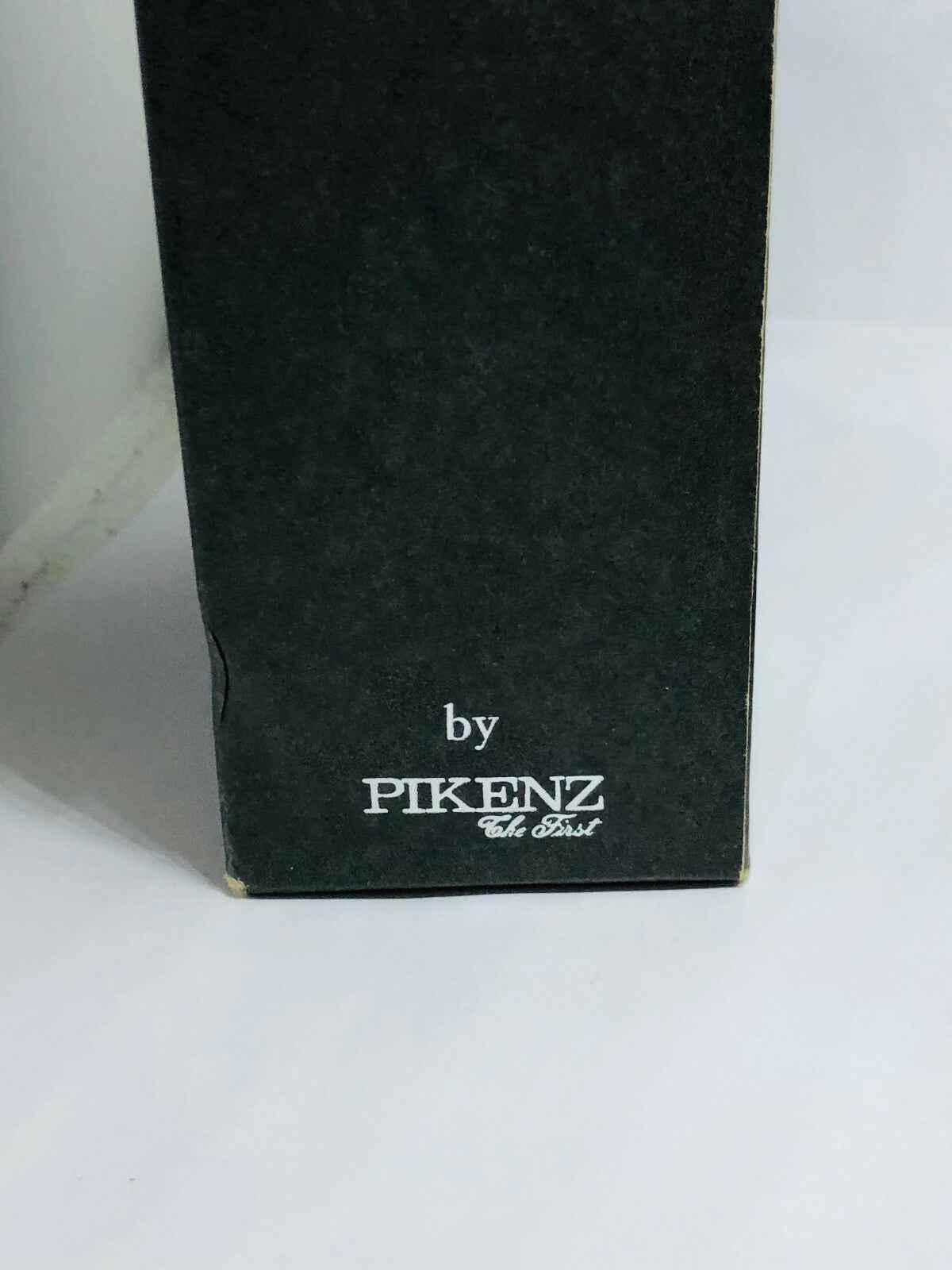 Confezione del profumo Arrogance Uomo Vintage con design elegante e raffinato