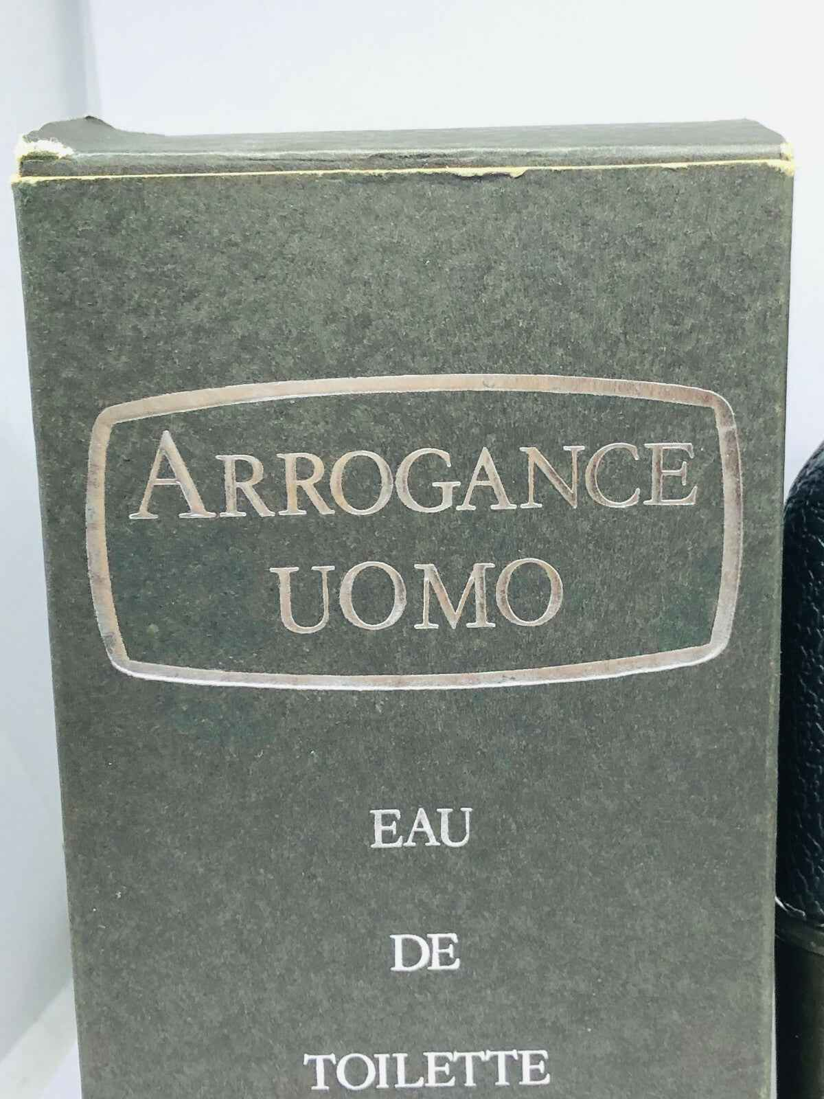 Scatola di profumo Arrogance Uomo Vintage Eau de Toilette con design elegante e distintivo